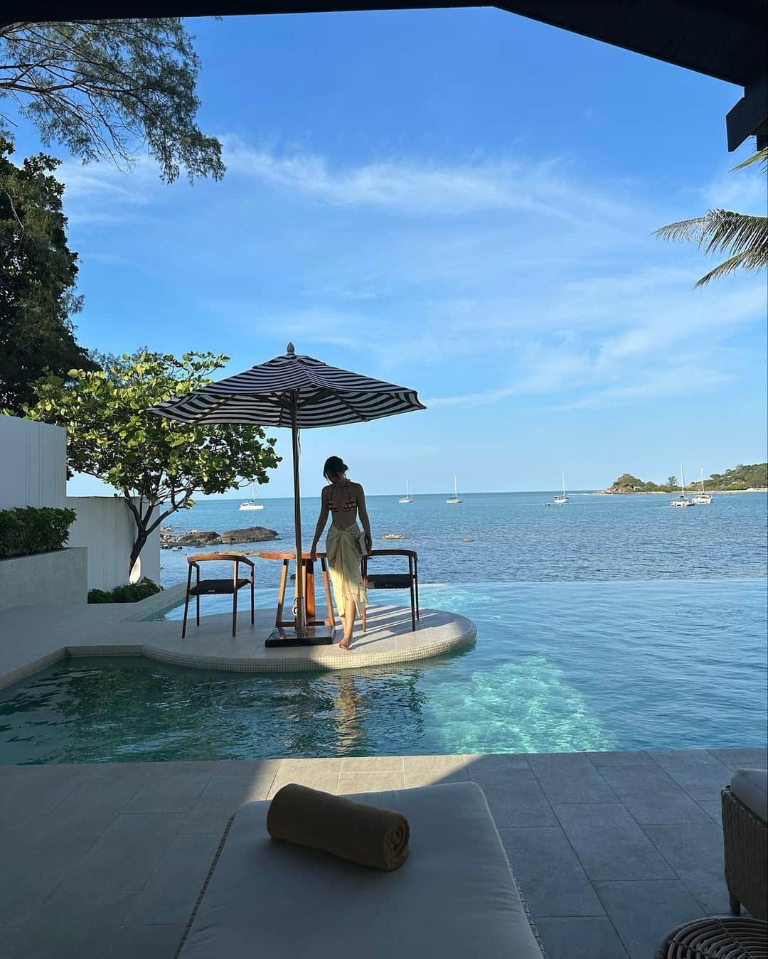 ウッラサヤー・セパーバンのインスタグラム：「One more cuz it was sooo beautiful here 🫶🏼💫🌞🌊 @kimptonkitalaysamui」