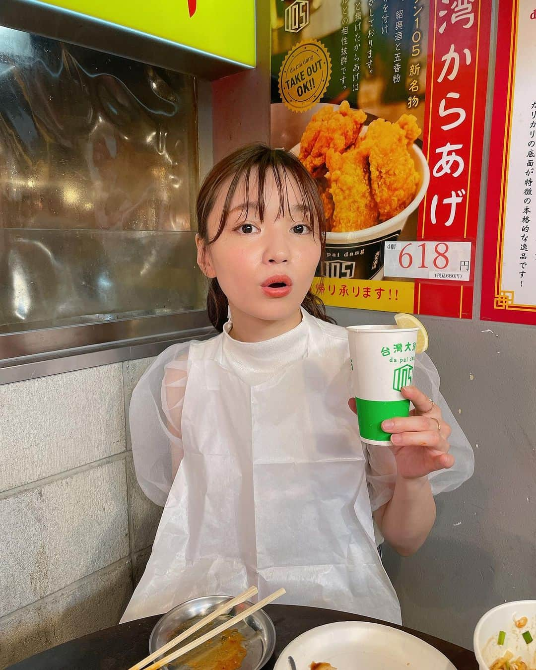 佐藤綾衣さんのインスタグラム写真 - (佐藤綾衣Instagram)「、  レモンビールと私🙋‍♀️🍋 エプロンと洋服の一体化。  久しぶりにメイクちゃんとしたよ笑   #レモンビール  #台湾料理  #最高」7月2日 13時35分 - ayagiii1130