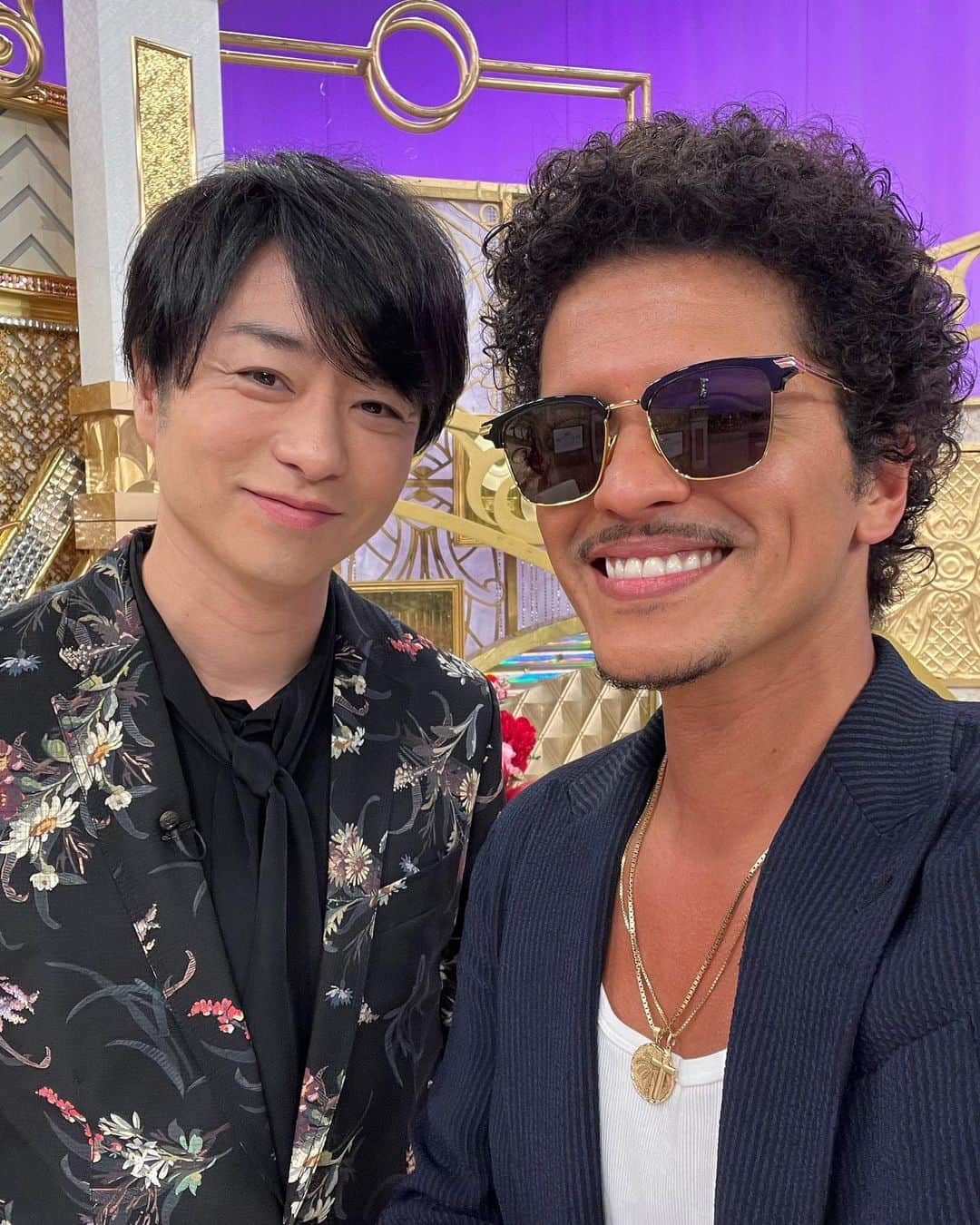 嵐（ARASHI）のインスタグラム：「⁡  インタビュー後に、Brunoのセルフィーにて。 ⁡ じっくり、ゆっくり"音楽"についてお話を伺えて、とても楽しい時間でした。 ⁡ A selfie by Bruno after the interview. ⁡ I had such a fun and relaxed time discussing music. ⁡ ⁡ I hope to see you in Tokyo again. ⁡ Sho Sakurai ⁡ ⁡ #THEMUSICDAY #嵐 #ARASHI #WheneverYouCall #櫻井翔 #ブルーノマーズ #BrunoMars」
