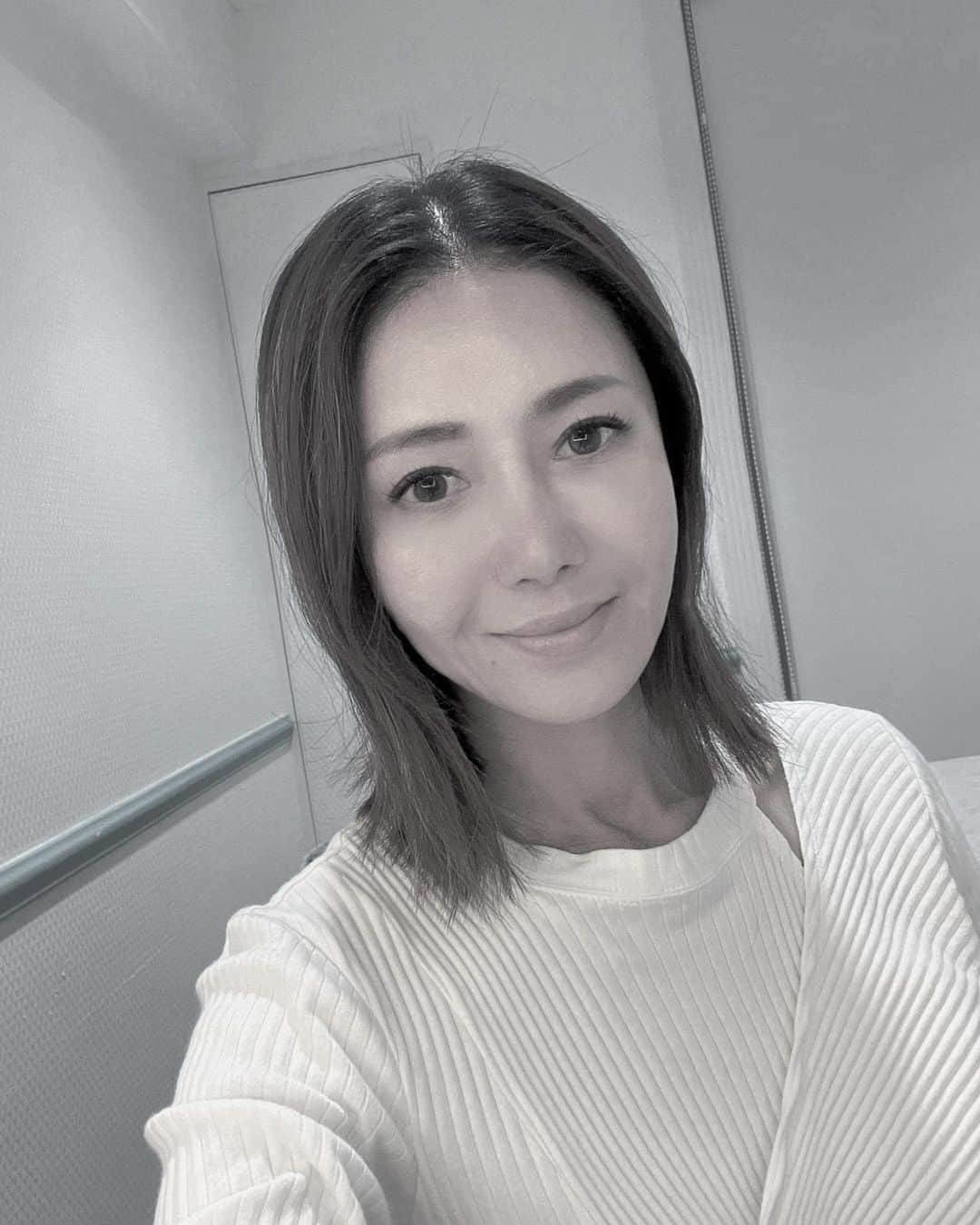 川島幸美のインスタグラム：「"お肌の手入れ何してるんですか？"ってよく聞かれるんだけど、若い時から自分なり気をつけてたのがシルプルに保湿☺️  で、今回の旅でかなり日に焼けて一皮剥け😂 乾燥しまったので、セルフケアにも限界あるなと思って..... サロンに駆け込み😅  高周波（老廃物流す）→Wピーリング（角質、角栓の除去）→臍帯血幹細胞導入→保湿パックを Lifの遠藤さんにお願いしました❤️  そしたらね、透明感と肌艶と潤いすごいし、 毛穴も目立たなくなった🤣 鎮静効果もあるから日焼け後は特に必須だね🌞  上半身がガチガチだったボディも CBDオイルでマッサージしてもらいました❤︎極楽....  CBDオイルは自律神経を整えたり 不眠症改善、老廃物の排出にもすごくいいんだって‼️  やはり定期的なメンテナンス必要ね☺️」