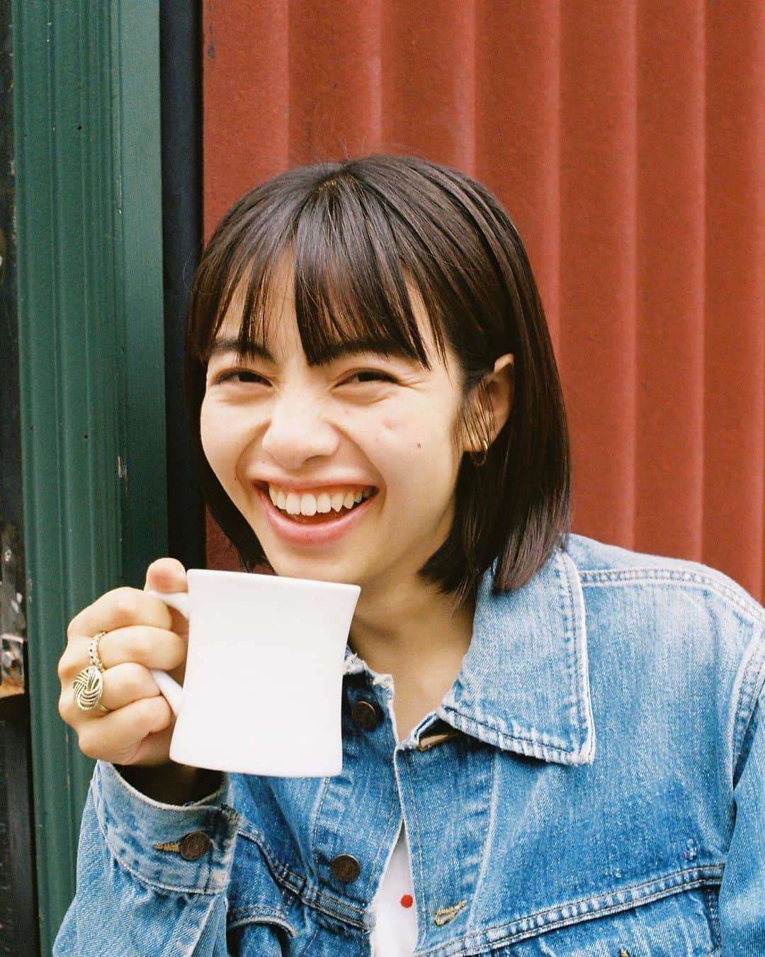 のインスタグラム：「フイナムが気になる女の子をフックアップする、今月のマンスリージャーナル。  Vol.1の成海璃子さんのインタビューにつづき、今度は編集部が気になる女の子5名をスナップ＆インタビューしました。  それぞれ異なる職に就いてその道を極めているわけですが、全員に共通して言えるのは、そんな自分を飾らずに表現しているところ。きっといちどは話してみたくなる、フイナム女子5人をご紹介します。  つづきは @houyhnhnm_official のプロフィールリンクから。」