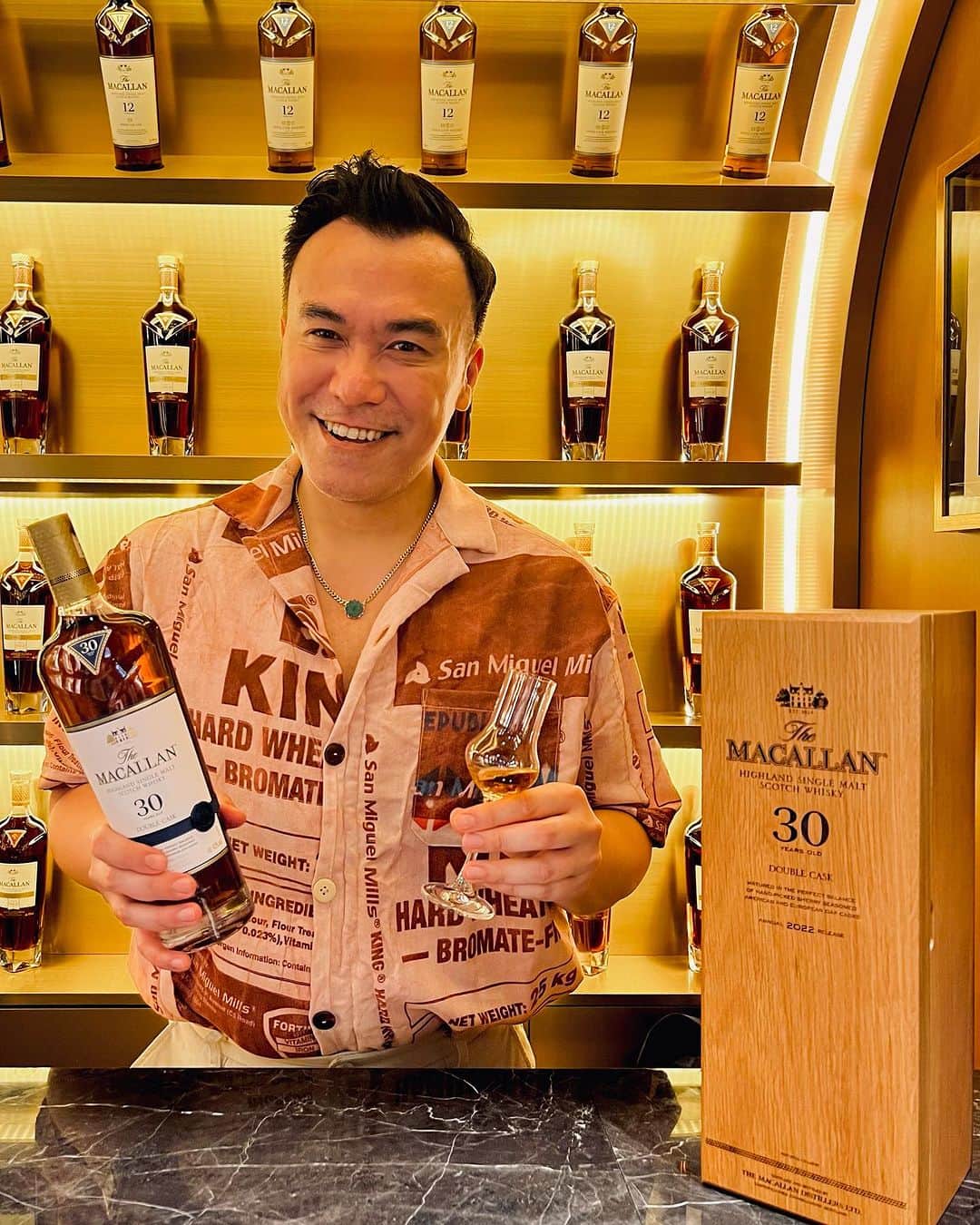 JJ.Acunaのインスタグラム：「Branded Content 🥃 I recently had an amazing time reconnecting with The Macallan HK Brand Ambassador @themacallanstephane. Stephane introduced me to the exquisite Double Cask 30 Years Old, a perfect harmony of American and European oak sherry seasoned casks. The resulting flavour profile is a captivating fusion of red apples, sweet toffee, fresh honeycomb, aromatic spices, and the delightful essence of sweet oak.   If you're as intrigued as I am, I highly recommend following @themacallanstephane and immersing yourself at The Macallan Room in K11 Musea.   Join me in raising a glass to the remarkable world of @themacallan!   #TheMacallanHK #TheMacallanDoubleCask #LifeofJJ」