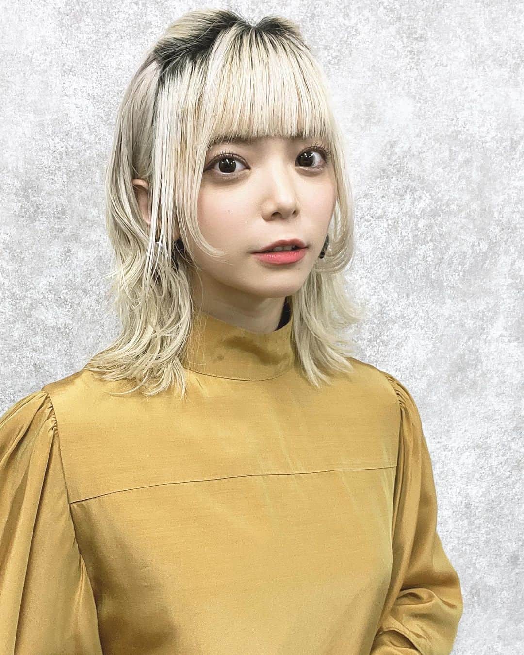 星れいらのインスタグラム：「映画「札束と温泉」完成披露舞台挨拶 お越しいただきありがとうございました!!  ここから2週間限定ですが是非沢山観ていただけたら嬉しいです。 見どころ満載瞬きさえも惜しいその瞬間を是非劇場でご覧下さい✨️  浴衣イメージの衣装 とても可愛かったですー！♨️  ブラウス:  @junokamoto_ スカート:  @panormo_official イヤリング: @matildarose_official シューズ: @dianashoespress   #札束と温泉 #映画 #舞台挨拶 #女優 #シネマート新宿」