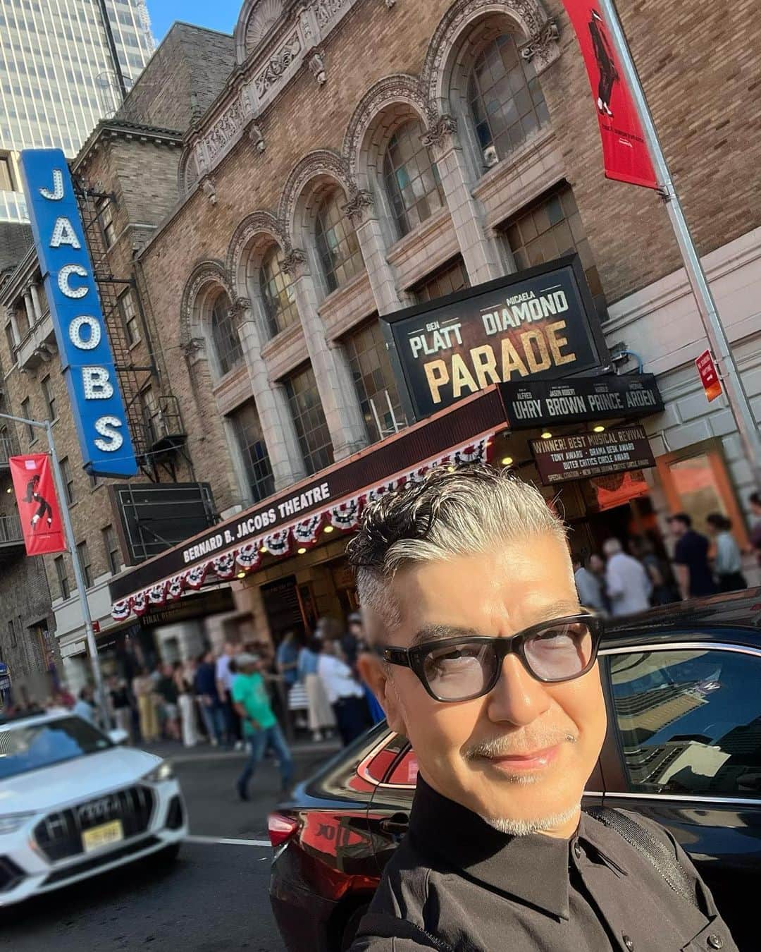 大澄賢也のインスタグラム：「去年の帝劇での 「Guys and Dolls」 の演出、そして本年のTony 賞も受賞した　 Michael Ardenの演出 「PARADE」観劇✨  Michael の緻密で、繊細、物語を立体的に見せる演出、本当に凄かった、素晴らしかった👍  主演のBen PlattとMicaela Brownの歌、演技のコンピネーションも絶妙  特にBenの歌は、歌も芝居の様に物語を伝え、心情を語る手段であると体現していたーだからとても、自然でリアル、キャラクターもはまっていたし、Amazing だった  カンパニー全体がTony を取ったせいもあるのか、のってる感満載 皆、良い意味で躍動していて魅せられた  #parade #michaelarden #benplatt #micaeladiamond」