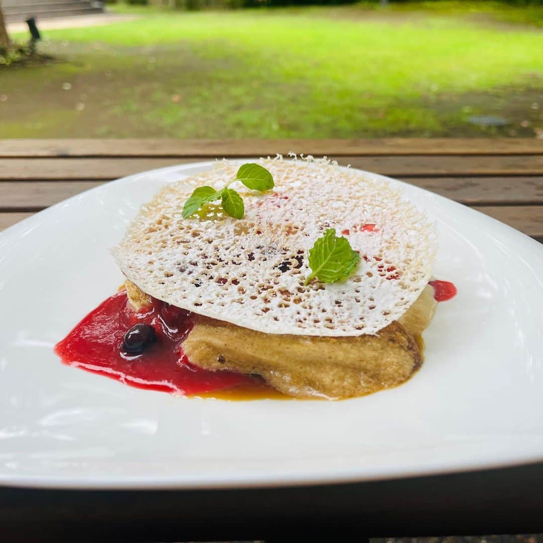 The Sally Garden（ザ サリィガーデン）さんのインスタグラム写真 - (The Sally Garden（ザ サリィガーデン）Instagram)「カフェメニューの紹介♪  7月1日(土)より The Sally Gardenにカフェをオープンしました🎵🌿  カフェのパティシエ手作りスイーツメニューの紹介です🎵🍨☕️  ①コーヒージュレとマスカルポーネのパフェ ¥1,320（税込）  ・エスプレッソブランマンジェ・コーヒーゼリー・コーヒーアイスクリーム・クッキー生地マスカルポーネアイスクリームで食べると口の中でティラミスに🍨  ②2層仕立ての濃厚チーズケーキ　木苺風味 ¥770（税込）  ・和三盆ベイクドチーズケーキとレアチーズケーキの二層仕立てに一口で二種を贅沢に味わえます♪  ③ガトーショコラ　ベリーソースとレモンのジュレ ¥770（税込）  ・酒粕を生地に加え、濃厚なショコラの味にほのかに香る酒粕のガトーショコラ ベリーソースと共に♪  ④抹茶のガトーオペラ　アプリコットソース ¥880（税込）  ・贅沢に抹茶を使用したクリームとスポンジとこし餡の生チョコレートで組み 和を感じるケーキ  ⑤和紅茶のジュレとミルクブランマンジェ ¥770（税込）  ・吉田茶園の和紅茶茶葉を使用したゼリーとバニラ香るブランマンジェと和紅茶ソースで食べると口の中でミルクティーに  ⑥藻塩のパルミジャーノクッキー ¥770（税込）  ・パルメザンチーズと藻塩を使用して焼き上げた　塩味クッキー お好みで　オリーブオイルとパルメザンチーズと藻塩をお好みで♪  ⑦マンゴーパフェ ¥1,320（税込）  ・贅沢にマンゴーをたくさん使用 レモンゼリーの中にマンゴーわらび餅 マンゴー・パイナップル・ナタデココとマンゴープリン　バニラアイスにベリーソースで贅沢に味わえるパフェになります♪  ⑧柑橘類のテリーヌ　ヨーグルトのソルベ ¥770（税込）  オレンジ・グレープフルーツ二種をアルコールを飛ばした白ワインとレモンのジュレでテリーヌ仕立てし ヨーグルトのソルベでさっぱり頂けるデザート♪  ⑨半熟パンケーキ　きな粉のアイスとベリーソース ¥1,320（税込）  黒砂糖を使用したふわふわパンケーキに 黒蜜きな粉バニラアイスクリームとホイップクリーム　ベリーソース 贅沢な焼き立てパンケーキです♪ 　　　　　　　　　　 ※掲載写真順です  カフェおすすめ 古河市吉田茶園の和紅茶と共に　 パティシエ手作りスイーツを楽しんで頂けたらと思います🍨☕️🌿  ご来店楽しみにお待ちしております😊  🌿THE SALLY TERRACE🌿  栃木県足利市堀込2518-8  ☎︎0284-73-9707  Open 11:00〜18:00（L.O.17:00）  営業日　※Instagramにてご確認下さい。  #足利市 #足利カフェ #栃木カフェ #群馬カフェ #thesallygarden #ザサリィガーデン #スイーツ #和紅茶 #パンケーキ #パフェ #栃木グルメ #スイーツ部」7月2日 14時03分 - the_sally_garden