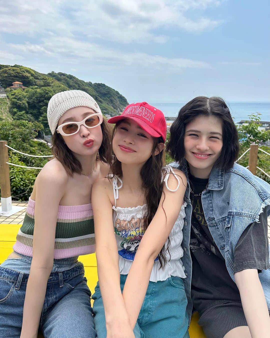 のインスタグラム：「ViVi8月号 「一枚ウワテのサマールック70」企画より サチ・さくら・遊七のオフショットをお届け🧡  ロケの撮影合間に3人をパシャリ📸 お天気が良くていつも以上に楽しく 進んだ現場でした☀️ コーデの詳細は誌面からチェックしてみてね🫶 #vivi #vivi8月号 #藤井サチ #アリアナさくら #ブリッジマン遊七 #viviモデル #夏ファッション #夏ファッションコーデ #夏服コーディネート #デニムスタイル #デニムコーディネート #タンクトップコーデ #肌見せコーデ #カラーコーデ #キャミソールコーデ #キャップコーデ #夏トレンド」
