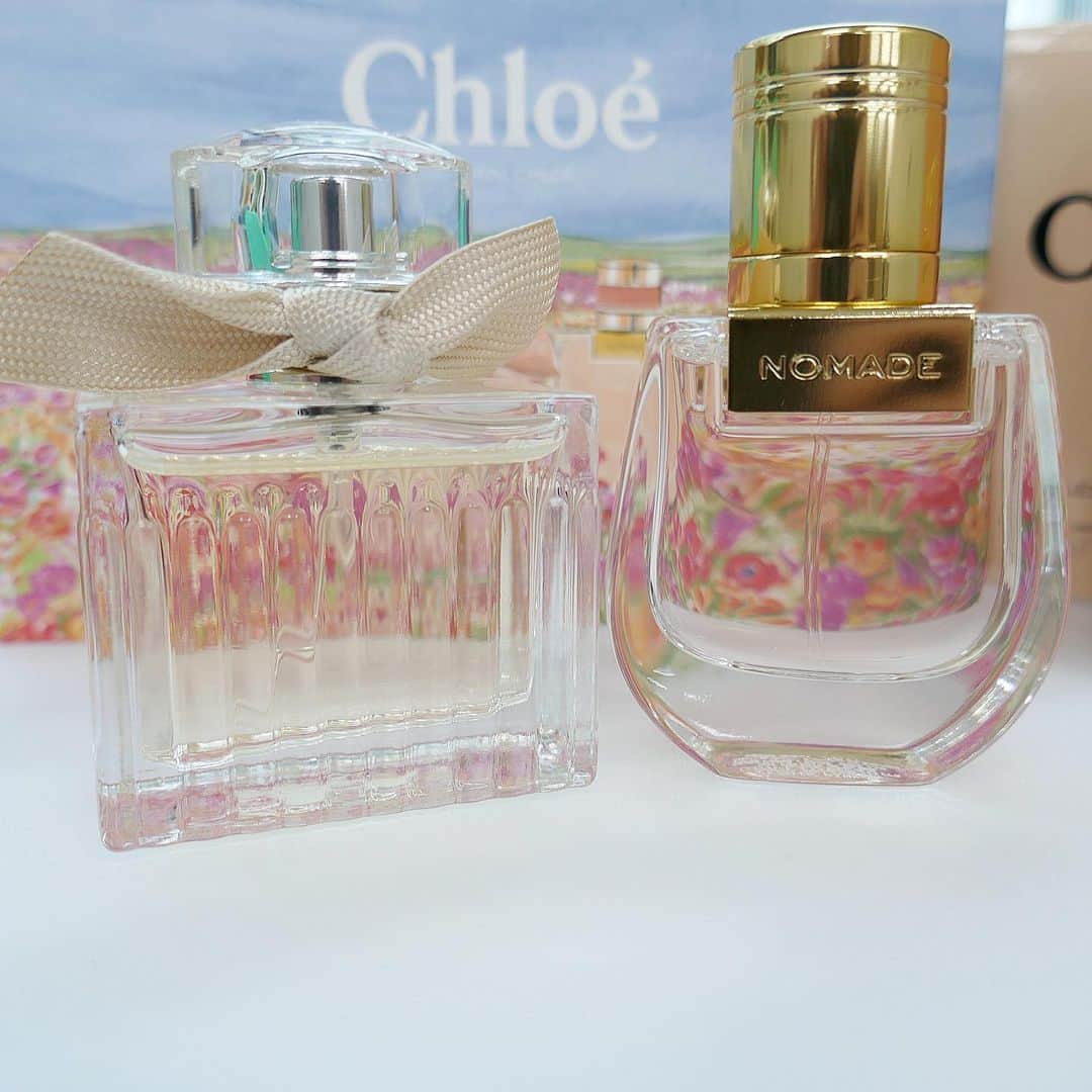 美的 Biteki's official Instagram! さんのインスタグラム写真 - (美的 Biteki's official Instagram! Instagram)「クロエからコロンと可愛らしいミニサイズのフレグランスのセットが登場します！ カラフルなお花畑をモチーフにした限定ギフトボックスには、2種類の香りがイン。   ☑クロエ オードパルファム 快活なピオニーとライチ、驚くほどナチュラルなローズの香りで世界中の女性から愛され続けている、クロエを代表するフレグランス。エフォートレスで、エレガント、タイムレスな魅力を引き出します。   ☑クロエ ノマド オードパルファム 自由な精神とエレガンスを兼ね備えた“クロエ ガール”をイメージ。うっとりさせるほど魅惑的なフローラルシプレで、まるで広い世界へエスケープするような明るい高揚感をもたらします。   どちらもアイコニックなボトルデザインはそのまま！ お試し用や持ち運び用にはもちろん、ギフトにもぴったりです。 ぜひチェックしてみてくださいね♪   【商品情報】 7月5日限定発売 レ ミニ クロエ ’23 20ml×2本セット ￥11,550（税込） #クロエ#chloe#フレグランス#香水#香り#フレグランスセット#ミニフレグランス#ギフト#プレゼント#限定#bitekicom」7月2日 14時06分 - bitekicom