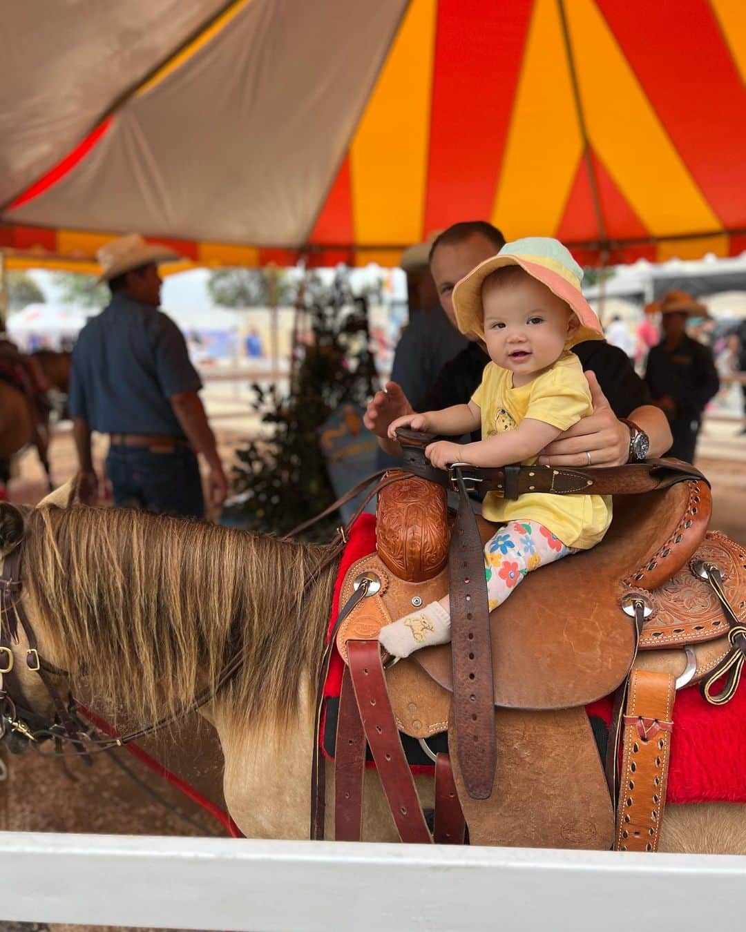 宮崎沙矢加のインスタグラム：「She had such a wonderful experience Today in @sandiegocountyfair 🐴🎠♥️ I still can't believe that she did it!!! . . . 9ヶ月👶🏼乗馬デビュー✨ 大好きなお馬さんにまさかこの歳で乗れるとは🫶🏽 一番小さいミシェルはいちばん小さな可愛いPONYちゃんに乗せてもらいました♥️ 怖がるかなぁと思ったら大喜び😂本当にお馬さんが大好きなんだよね~♡ハワイでもよくお馬さん見に行ったりしてたからねー🤙🏽CA楽しすぎるね🌴🌴#乗馬デビュー#houseride #sandiego #california」