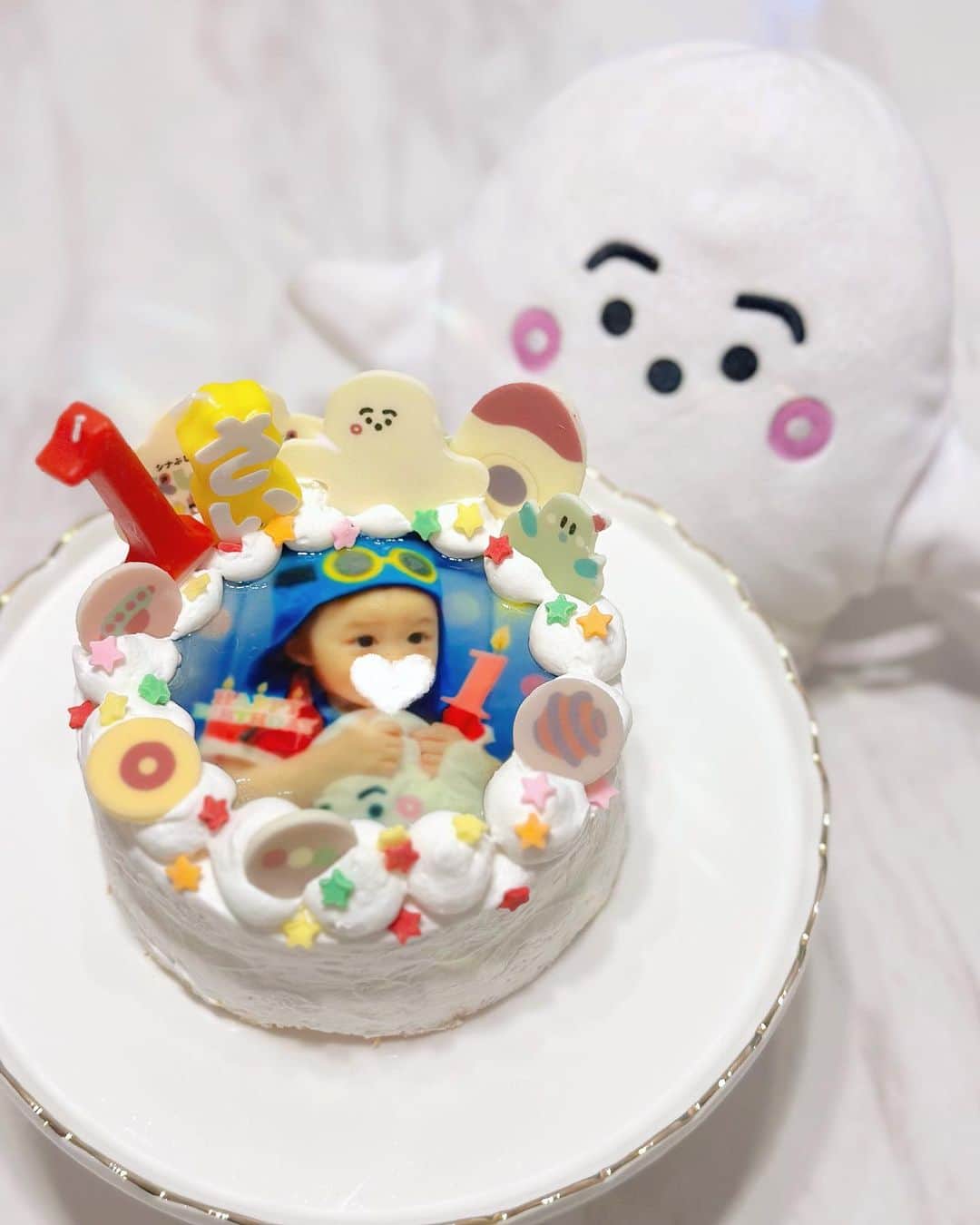 サキ吉さんのインスタグラム写真 - (サキ吉Instagram)「ベビ吉の誕生日ケーキは 大好きなシナぷしゅにしました☺️💛 シナぷしゅ探検隊のお洋服着てる時の写真入りで🎂💕 ． 豆乳クリームとてんさい糖を使った赤ちゃんにも安心なケーキ🍰 初めての味は相当美味しかったのか目を丸くしてキャッキャ言いながら食べてました🤣💓 ． ． ．   #新米ママ #女の子ママ #令和4年ベビー #女の子ベビー #赤ちゃんのいる暮らし #赤ちゃんのいる生活 #子育て #ママライフ #ママ垢さんと繋がりたい  #ファーストバースデー  #firstbirthdaycake  #初めての誕生日  #1歳誕生日  #1歳児ママ  #誕生日ケーキ  #シナぷしゅケーキ」7月2日 14時08分 - sakikichi1201
