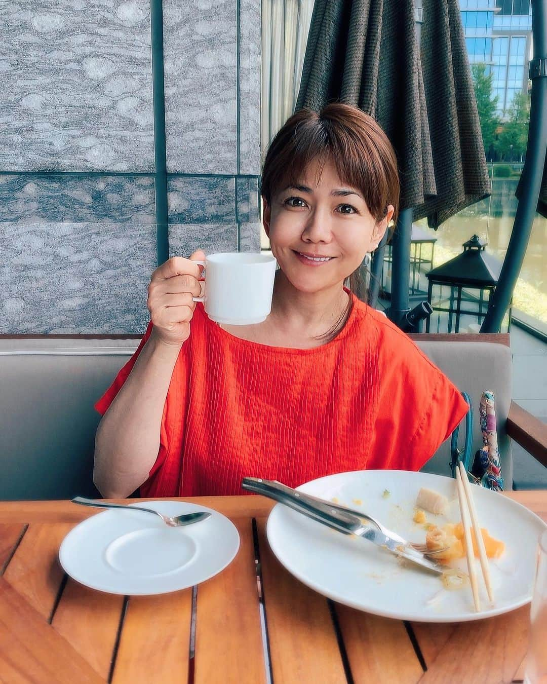 木原さとみさんのインスタグラム写真 - (木原さとみInstagram)「ゆっくり　#ブランチ ラッキー！いい席〜 #テラス席　#空が綺麗 今日は、カラッとしてるから日陰は、気持ちいい。とにかく、#ゆっくり　足は少し名残を残しながら上へやっぱりきてる。腰から今度は背中。 最後頭なのーー⁈🥲 それから抜けてくれるのかな？　 あ、それ以外は元気です。色々みなさん、アドバイスやお見舞いライン、メッセージありがとうございます🥲初めての事で私も焦りました💦💦💦」7月2日 14時11分 - satop0704