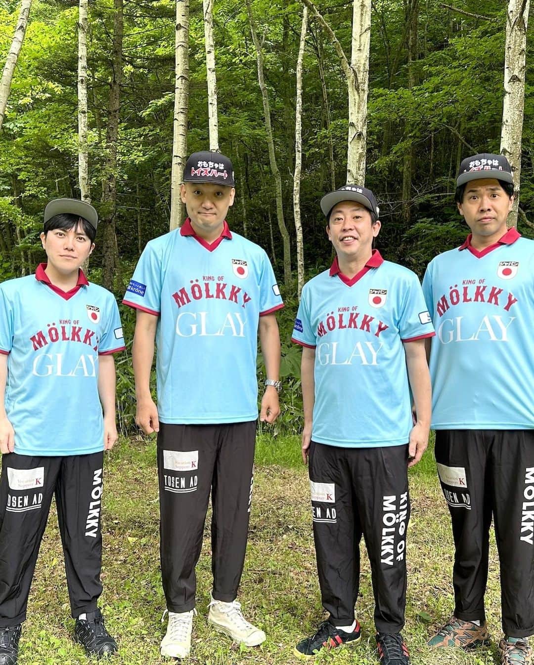 森田哲也のインスタグラム：「キングオブモルック新ユニフォームお披露目！ なんとスポンサーにあのGLAYさんも手を挙げてくれました！ これから僕の事はTETSUと呼んでください！  2024年の函館大会まではこのユニフォームでプレイさせていただきます！  胸：GLAY 背中：天照会 / SNOW DROP 袖：株式会社クローネ / ALLIE English Academy 右足：Vocation Support  K / 株式会社東宣エイディ キャップ：トイズハート  #モルック」