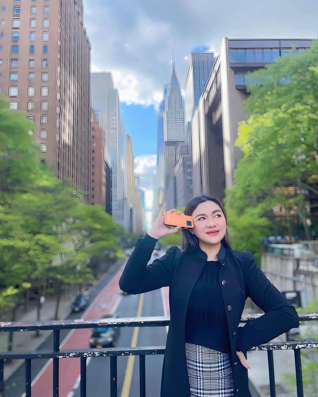 Vicky Shuのインスタグラム：「Travelling Kemanapun kapanpun pasti bawa @javamifi terlalu love banget. Pakai dari 2016 sampai sekarang gak pernah pindah ke lain hati.   #perjalananvickyshu #newyork #javamifi   Difotoin ibu pbb @karinlives ❤️😂」