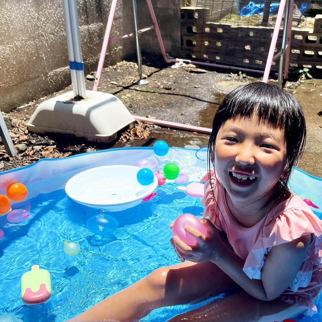 新井美穂さんのインスタグラム写真 - (新井美穂Instagram)「暑すぎてお家プール🛟  来週は雨が多いみたいで まだ大きいプール出すのは早いと思って、 娘が幼い頃使ってた小さな簡易プールで我慢してもらったけど この大きさじゃやっぱ足りない😅  娘、大きくなったなぁー。  #娘7歳1ヶ月#娘の成長」7月2日 14時20分 - arai_miho