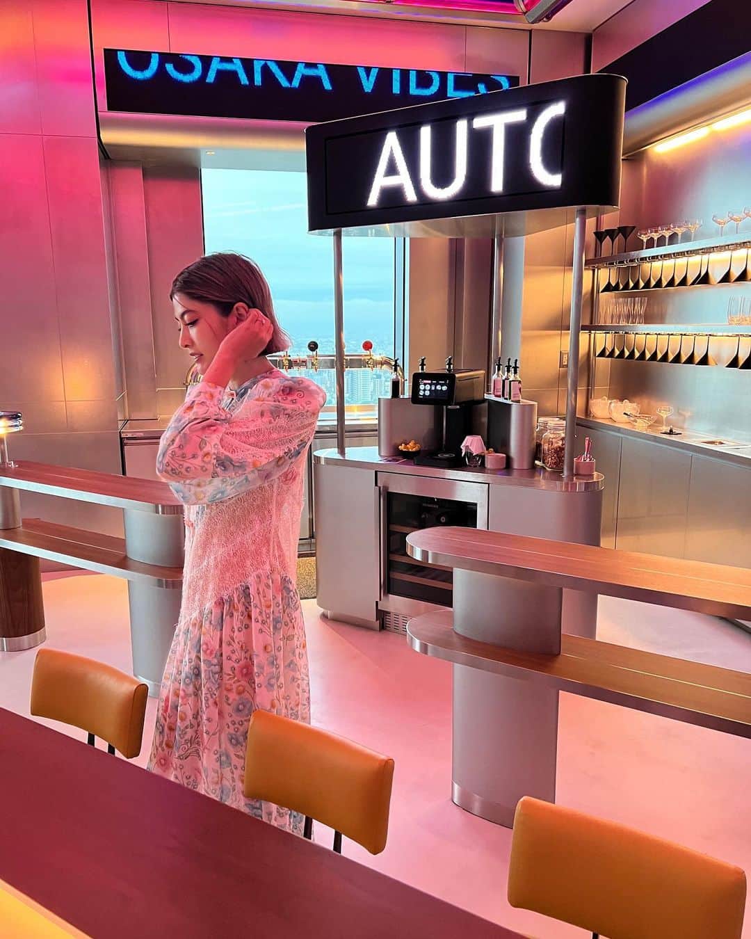 マギー・ラースリー・バーレンシエガーのインスタグラム：「Meet me at the bar 🍸」