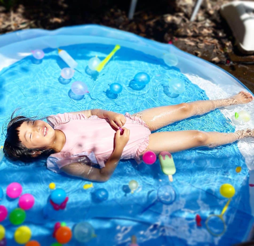 新井美穂のインスタグラム：「暑すぎてお家プール🛟  来週は雨が多いみたいで まだ大きいプール出すのは早いと思って、 娘が幼い頃使ってた小さな簡易プールで我慢してもらったけど この大きさじゃやっぱ足りない😅  娘、大きくなったなぁー。  #娘7歳1ヶ月#娘の成長」