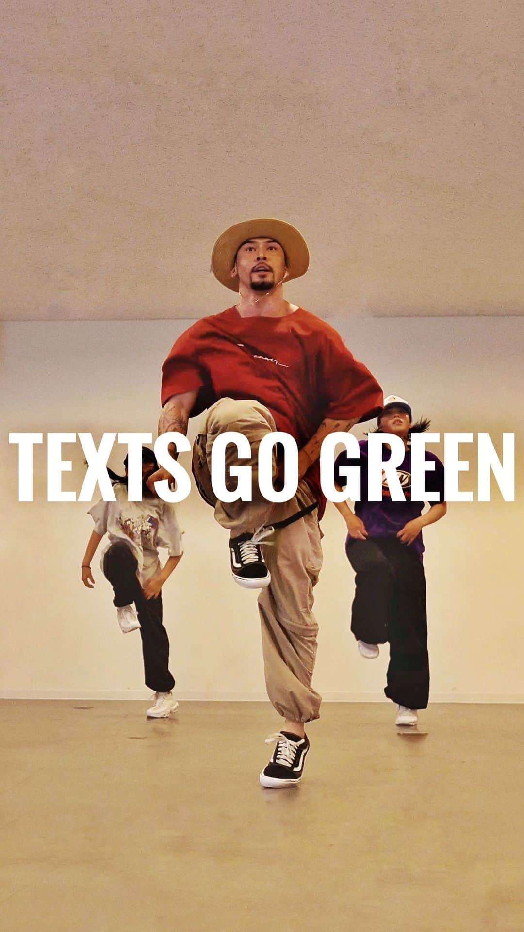 ARU【アル】のインスタグラム：「WS footage🎥 #TEXTSGOGREEN /  Drake 🧠/ @aru_sakurada  🎥/ @syuri_world  この曲が好きで振り作ってたらいつのまにかステップ祭りになってた😅  w/ @moekauemura  @maoterada824  @suzuna_urabe628  @mio___0703」