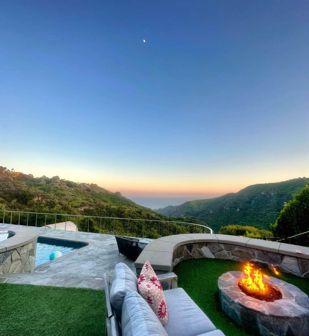 シャーニ・ヴィンソンのインスタグラム：「Palisades Paradise 🌅 ⛰️   #backyard #view #mountains #california #sunset #nature #paradise #roadto40 #lifebeginsat40」