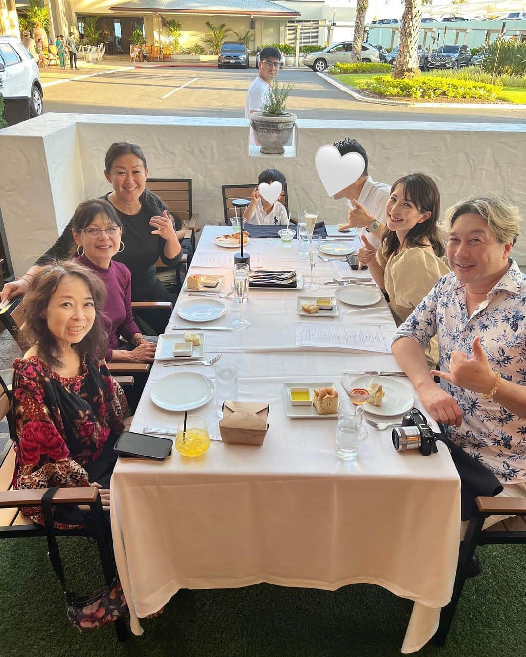 Remiさんのインスタグラム写真 - (RemiInstagram)「10tanniversary dinner @arancinokahala 🌺 ハワイのアランチーノの10周年ディナーをしに行ったら逆に10周年をお祝いされた話🎂  パンデミックを乗り越え10年間愛され続けるアランチーノの味をコースで堪能し、フードライターSeanさんの書籍でも絶賛しているカルボナーラピザに舌鼓❤️‍🔥  ハワイ初日にして素晴らしい食事と素敵な方々、そして幸せなサプライズと、最高の夜になりました🥹🙏🏼💕  ハワイ随一のラグジュアリーホテルながらスタッフの方々がキッズフレンドリーで居心地の良いレストランでした🐻 オーナーのAyaさんも素敵な方でご一緒できて光栄でした🥰  Mahalo🌺 @arancinokahala  @incurablepicure   ハワイやグルメ好きの方やこれからハワイに行かれる方は、ハワイ中を食べ歩いたショーンさんの渾身の新著📘 #ハワイローカルグルメ完全ガイド またの名を #おいしいでショーン をお忘れなく❗️🤙🏽  ------ 📍Kahala, Oafu HI🇺🇸 🍽️ @arancinokahala  📘 @incurablepicure  ------  #ハワイ旅行 #ハワイグルメ #アランチーノ #アランチーノアットザカハラ #子連れハワイ #arancino #arancinokahala #kahala #hawaii #10thanniversary」7月2日 14時38分 - remi_912