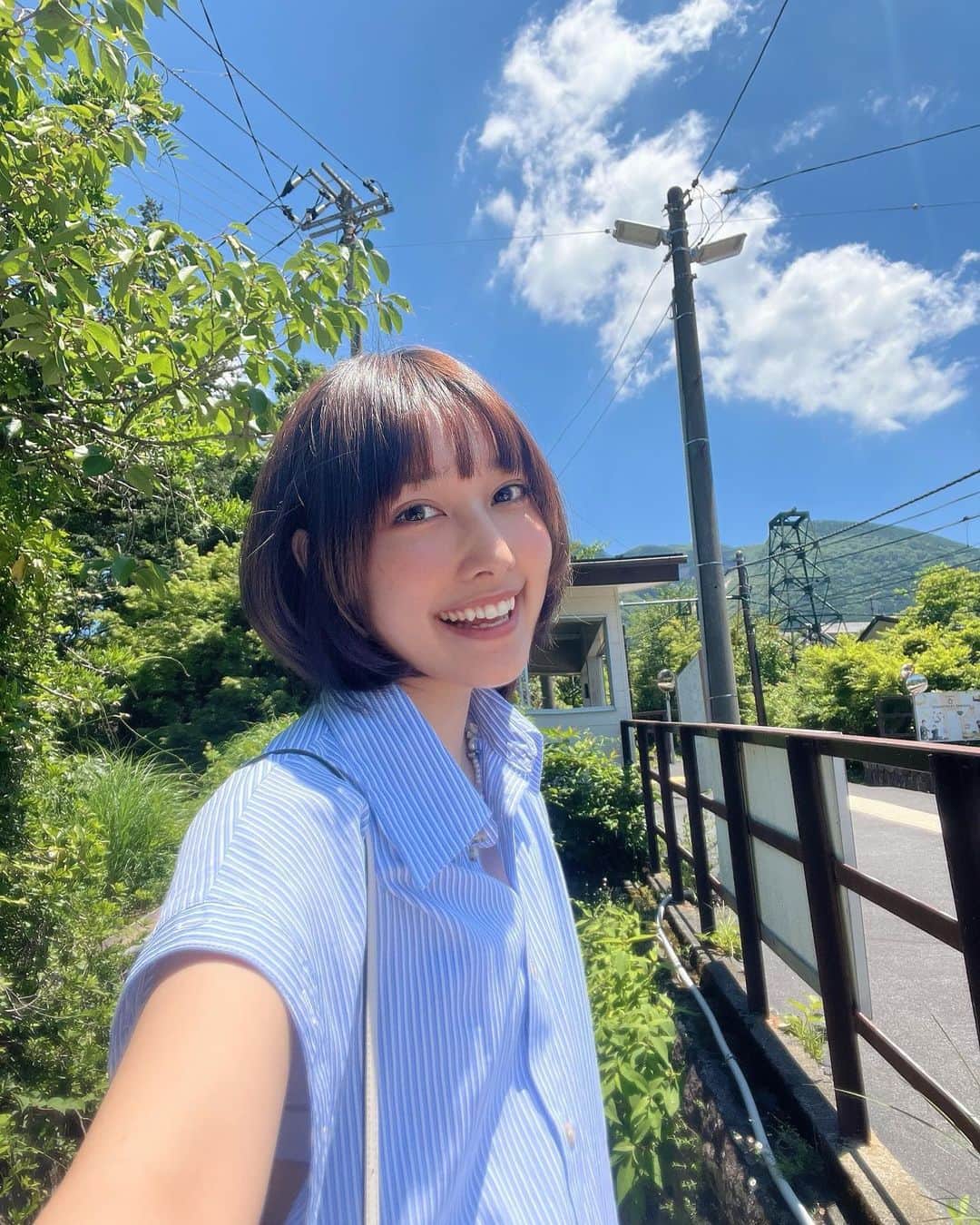 amiのインスタグラム：「あじさい電車乗った時に、大涌谷も行ってきたの！初めて行ったんだけど凄いね！！！絶景！！！黒たまご！！美味！！空気！！澄んでて！！癒された☺️💙💙💙」