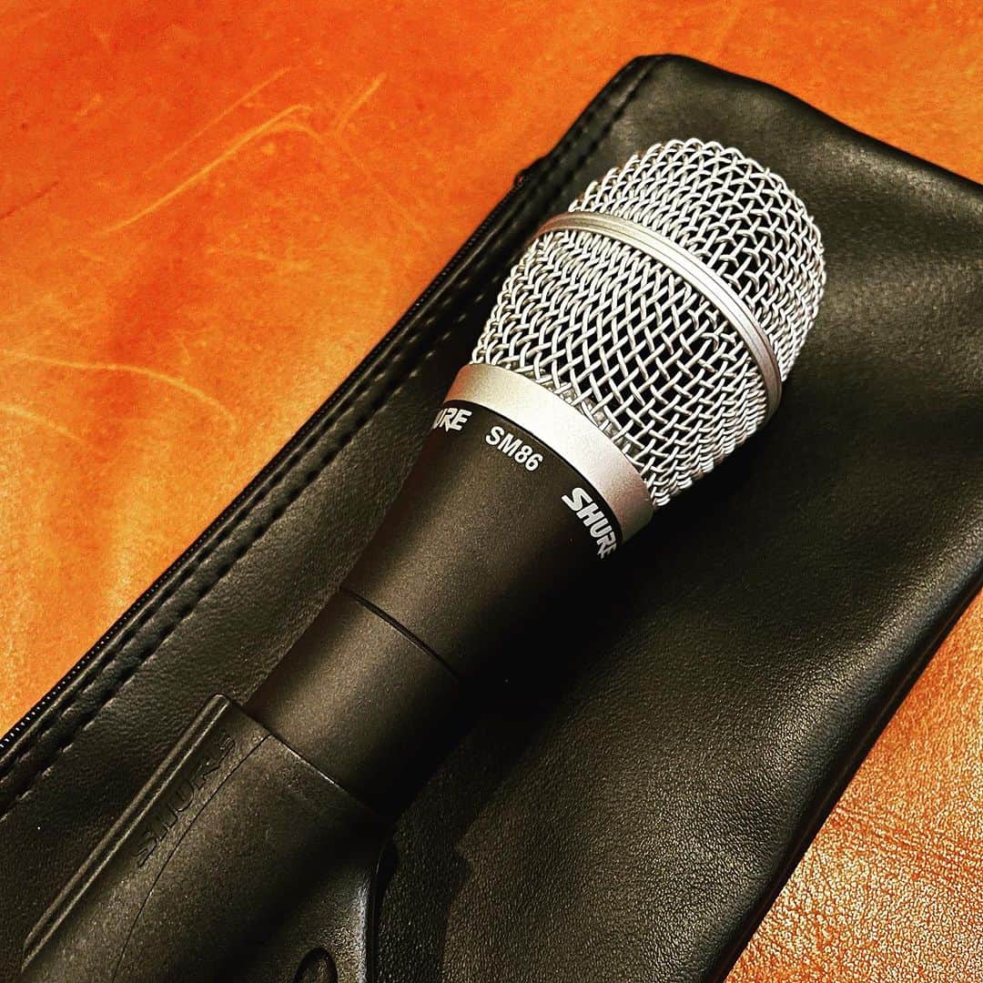 浅田信一のインスタグラム：「おろしたて。 ピアノ位置用のニューマイク🎤  #shuresm86 #shuremicrophones」