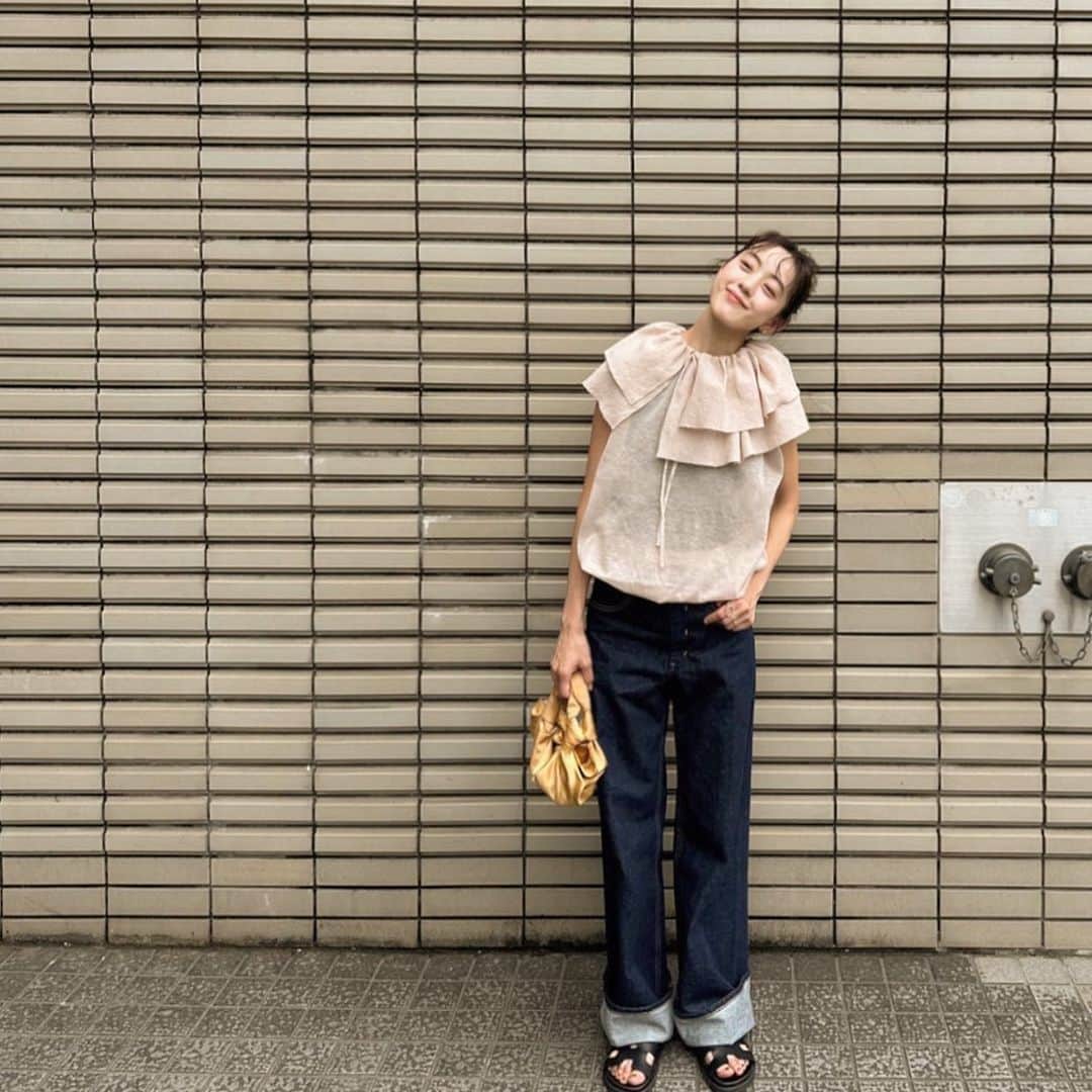 古谷有美のインスタグラム：「🥵 久しぶりにデニムを新調したのでニンマリ。 tops/ 6 denim/ seya. bag/ the row shoes/ hermes   #最近ベージュやらピンクやらハートやら好き #遅れて来た女子力」