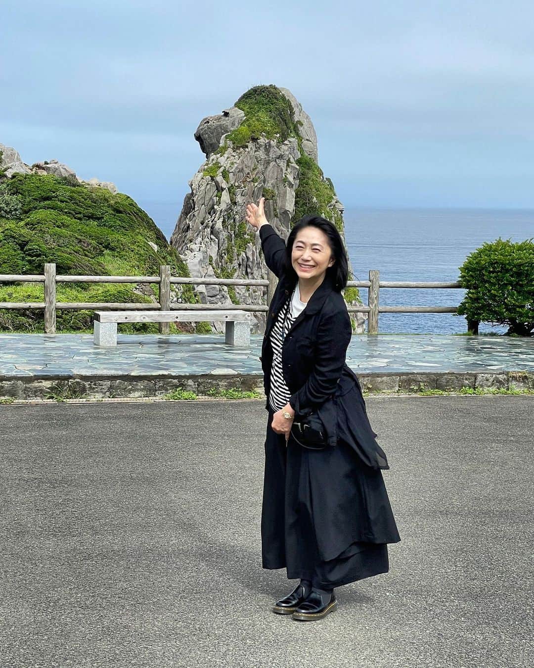 石川さゆりのインスタグラム：「長崎県壱岐市でNHKのど自慢。 ・・・会場に向かうその前に、猿岩に立ち寄ったさゆりさん。 神秘的な魅力いっぱいの島でした。 再訪を願い、帰路につきます。 #石川さゆり #ちょっと気になる」