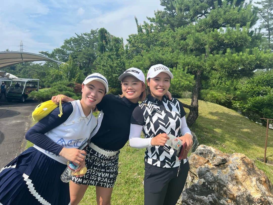 安藤京佳のインスタグラム：「. インスタ投稿サボりすぎてたので 最新の写真載せときます🙇‍♀️笑 4underいつも通り楽しく平和にやっとります🌈 この写真のカメラマンは社長です🐸  気合い入れてYouTubeに動画たくさんアップしてるので、気合い入れて全部見てください❤️‍🔥  #4underのオフショット」