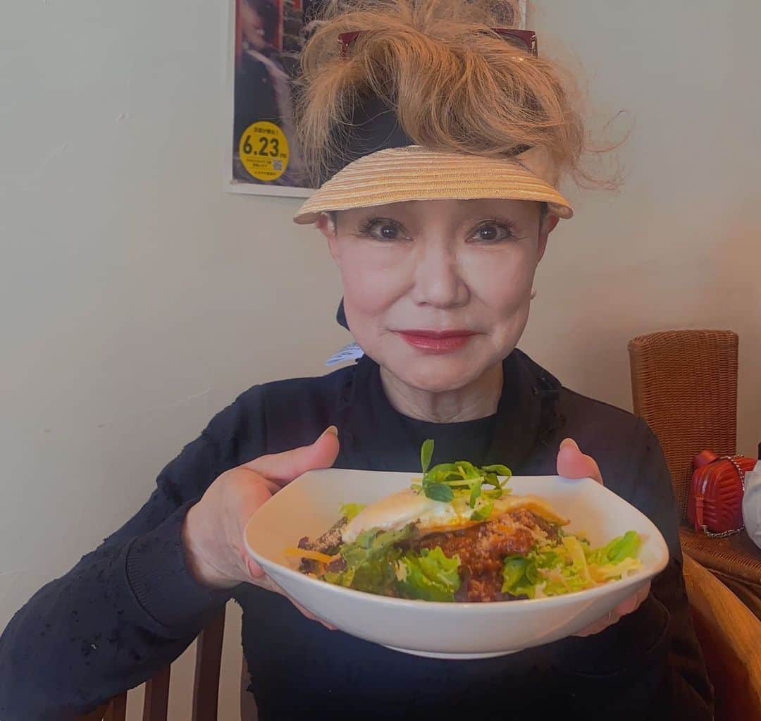 末成由美のインスタグラム：「またまた、久しぶりに投稿します‼️ブースカフェのタコライス　ハイカラなもん食べてまっしゃろ‼️」