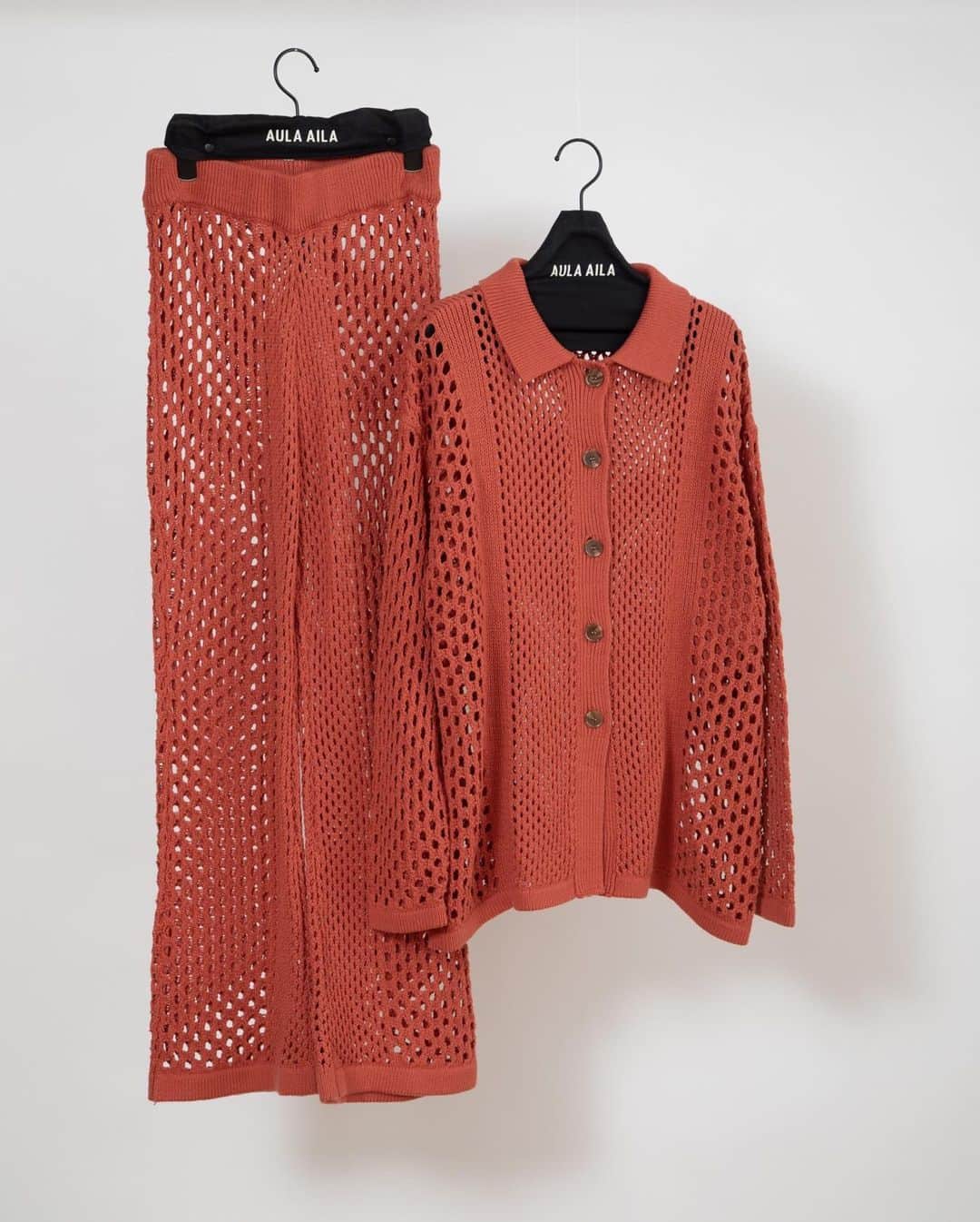 AULA AILAのインスタグラム：「・INFORMATION AULA AILA OFFICIAL WEB STOREにて、SUMMER SALE 開催中！！  【2023 SPRING SUMMER COLLECTION】  MESH KNIT SHIRT COLOR ORANGE SIZE 0  MESH KNIT PANTS COLOR ORANGE SIZE 0/1  是非この機会にご覧くださいませ。  #SUMMERSALE #2023SS #セール」
