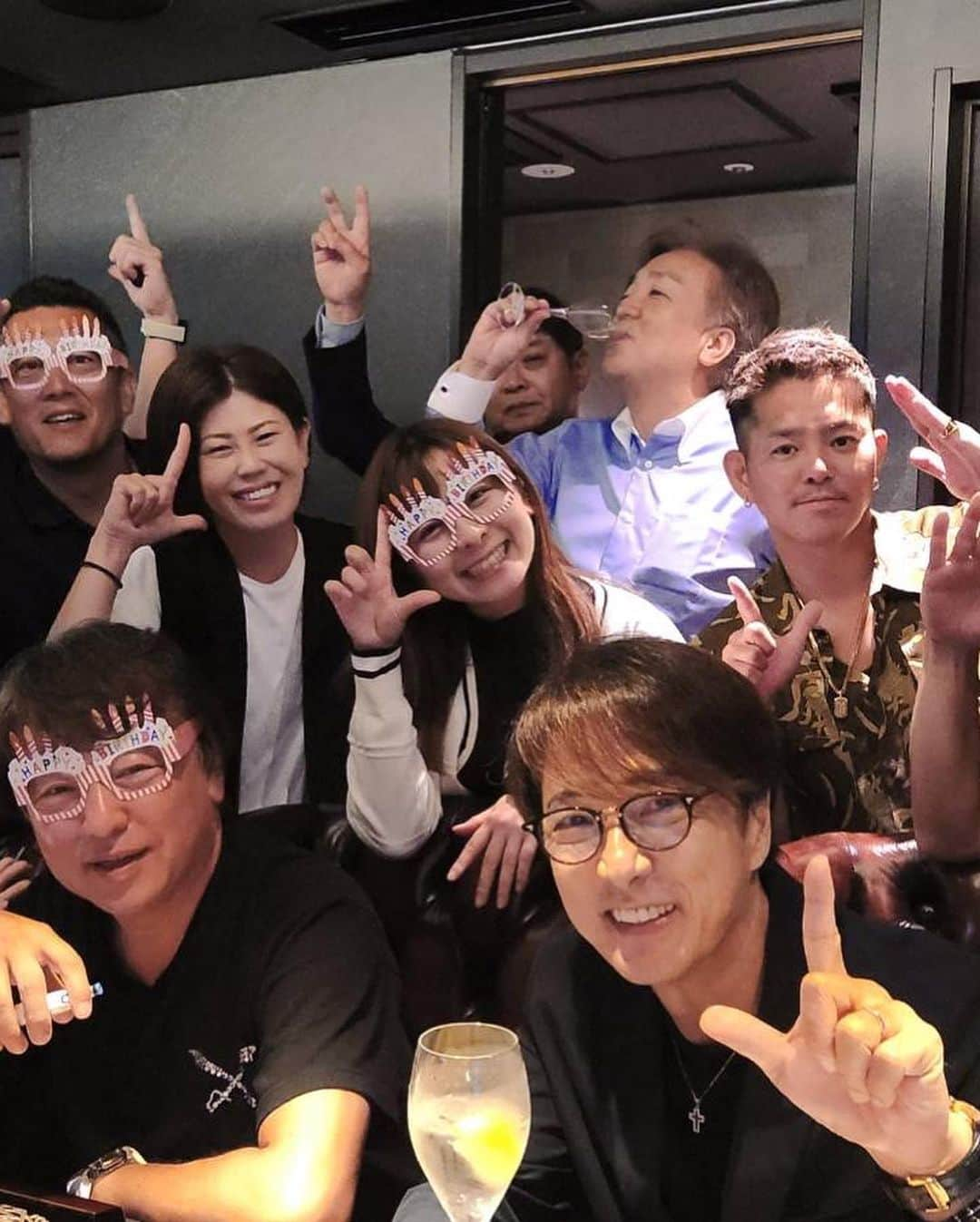 黒田アーサーさんのインスタグラム写真 - (黒田アーサーInstagram)「6月27日は清水会長の バースデー🎂でした！㊗️🎉  🅱️の会メンバーが集まり、 皆んなで会長のお誕生日をお祝い しました！  清水会長お誕生日 おめでとうございます‼️😊✨  #アゼストグループ清水会長 #石田純一 #DEEPyuichiro #黒田カントリークラブ #なみき #竹末裕美プロ #松原侑美プロ #ginzasakura」7月2日 14時56分 - kuroda_arthur