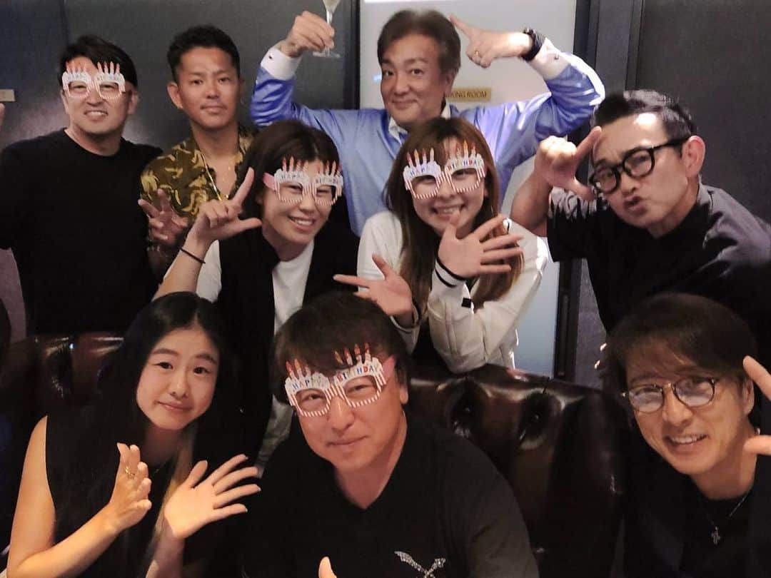 黒田アーサーさんのインスタグラム写真 - (黒田アーサーInstagram)「6月27日は清水会長の バースデー🎂でした！㊗️🎉  🅱️の会メンバーが集まり、 皆んなで会長のお誕生日をお祝い しました！  清水会長お誕生日 おめでとうございます‼️😊✨  #アゼストグループ清水会長 #石田純一 #DEEPyuichiro #黒田カントリークラブ #なみき #竹末裕美プロ #松原侑美プロ #ginzasakura」7月2日 14時56分 - kuroda_arthur