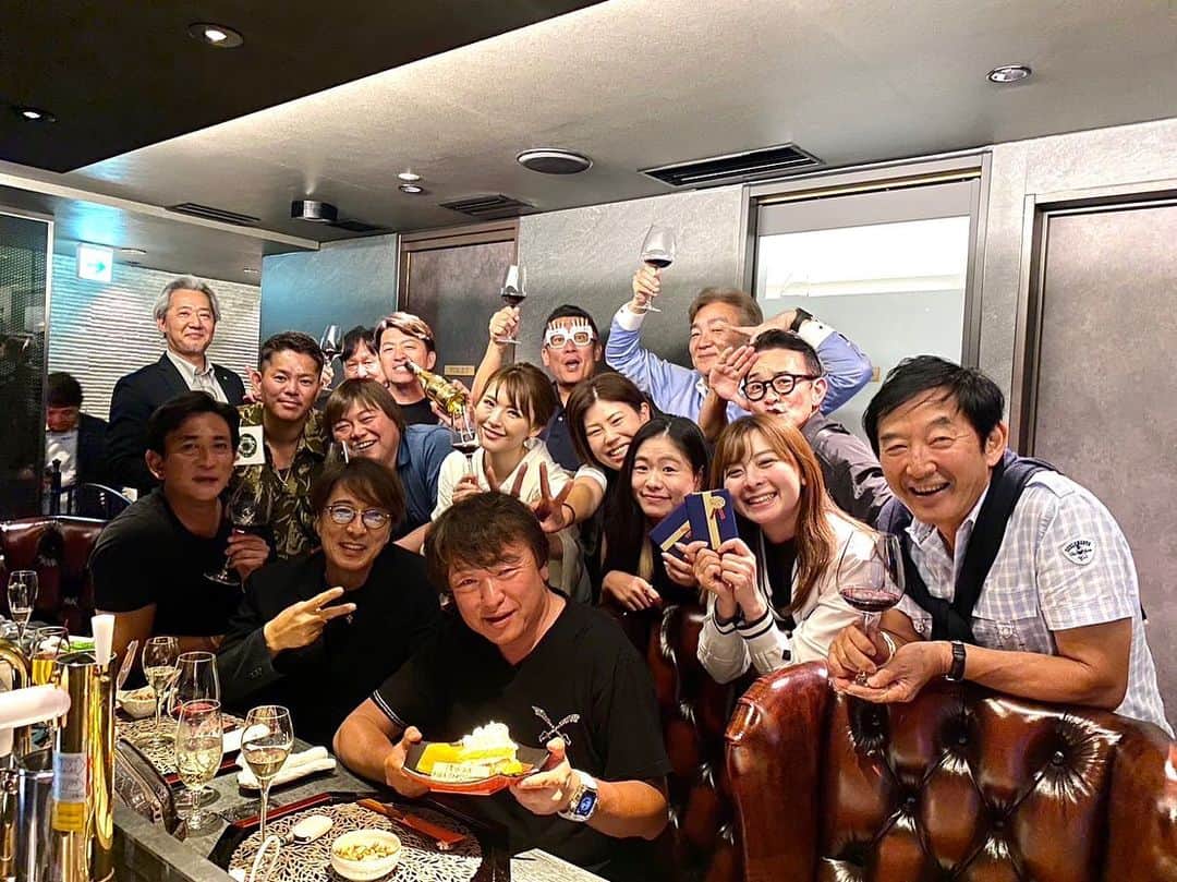 黒田アーサーさんのインスタグラム写真 - (黒田アーサーInstagram)「6月27日は清水会長の バースデー🎂でした！㊗️🎉  🅱️の会メンバーが集まり、 皆んなで会長のお誕生日をお祝い しました！  清水会長お誕生日 おめでとうございます‼️😊✨  #アゼストグループ清水会長 #石田純一 #DEEPyuichiro #黒田カントリークラブ #なみき #竹末裕美プロ #松原侑美プロ #ginzasakura」7月2日 14時56分 - kuroda_arthur