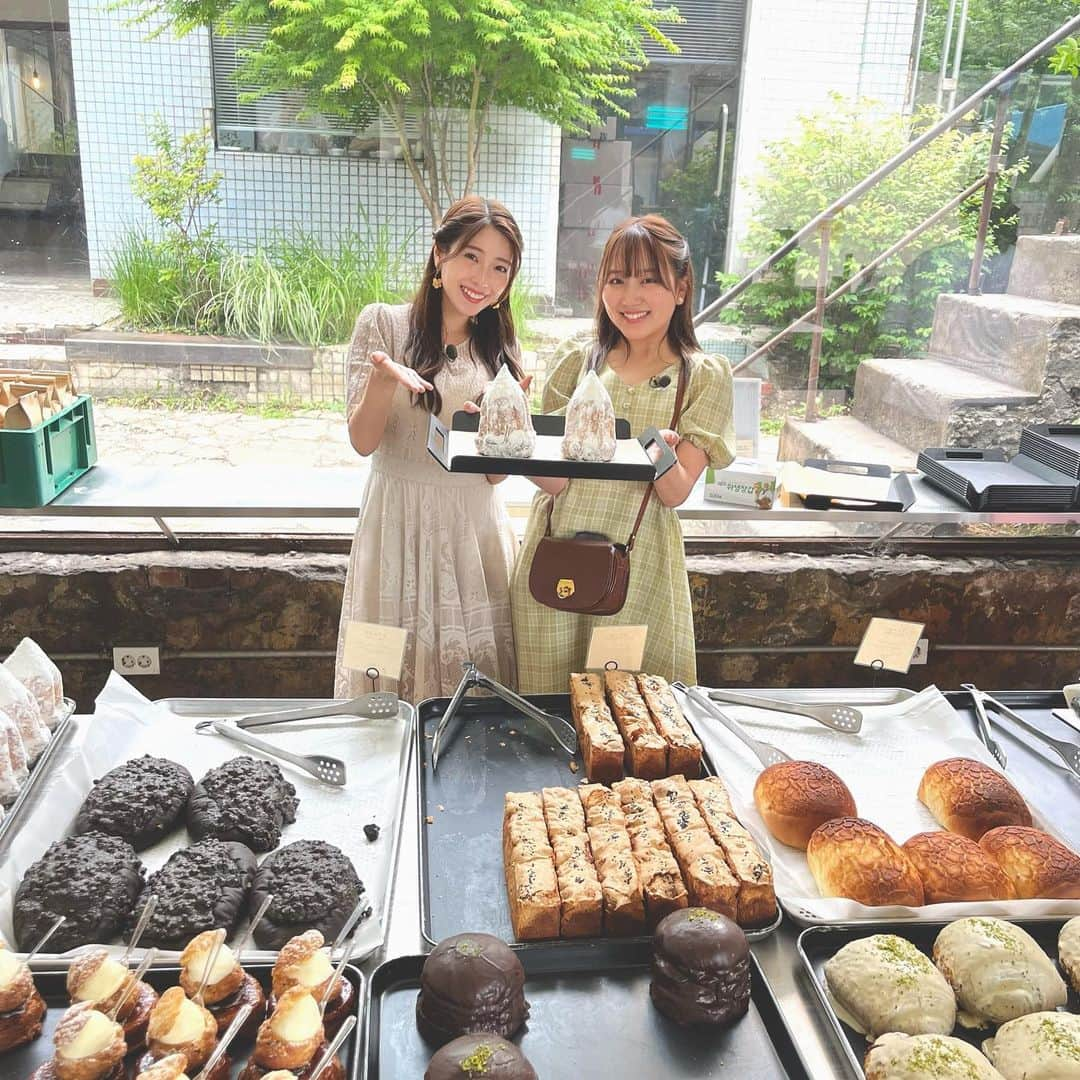 小椋寛子のインスタグラム：「cafe onion✨ パンドーロ美味しかった🤤💕 また他のパンも食べに行きたい☺️  #おは土 #おはよう朝日土曜日です #ABCテレビ #堀くるみ ちゃん #韓国 #ソウル #聖水洞 #カフェオニオン #cafeonion #パンドーロ #카페어니언」