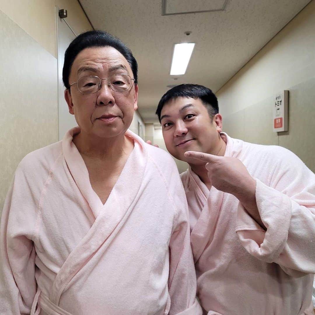 梅沢富美男のインスタグラム：「本日も明治座公演ご来場ありがとうございました！  なぜか竜小太郎とペアルック。  さて本日はこれからLAWSONの親CM撮影です。 頑張ります！  #梅沢富美男劇団 #LAWSON #ローソン」