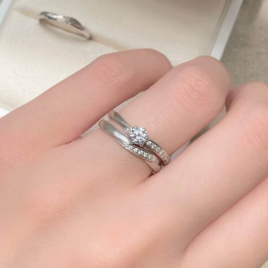 JKプラネット銀座.表参道.福岡|結婚指輪セレクトショップのインスタグラム：「【neu spur-ノイシュプール】 「未来へ続く足跡を、永遠に刻んでゆく」 という想いを込め 熟練の職人がフリーハンドで織り成す 槌目模様はあたたかな温もりを感じるリングです。  デザイン名 : Liebe[リーベ]-愛-  エンゲージリングは流れるようにセッティングされたダイヤモンドが、美しく手元を彩るデザイン✨ ナチュラルな印象のつや消し加工は、肌馴染みが抜群です。 ダイヤモンドの輝き、立体感のある槌目模様が、手元を動かす度に様々な表情を見せてくれる1本です💍   マリッジリングは中心部分だけに捻りを加え、印象的な仕上げとなっております。 ダイヤモンド以外の部分には、槌目を施しメリハリのあるデザイン✨ ペア感もあり、お二人で末永く着けていただきたい1本です♡  ＝-＝-＝-＝-＝-＝-＝-＝-＝- @jkplanet.jewelry 銀座本店・ 銀座2丁目店・横浜元町店・大宮店・名古屋栄店・福岡天神店にてお取り扱いです。 ⇩JK PLANET  SHOP LIST⇩ 銀座本店・銀座2丁目店・表参道店・横浜元町店・大宮店・名古屋栄店・福岡天神店・熊本上通店・鹿児島天文館店・宮崎橘通り店 ＝-＝-＝-＝-＝-＝-＝-＝-＝-  #JKPLANET #JKプラネット  #結婚指輪のセレクトショップ  #neuspur #ノイシュプール #槌目リング #槌目結婚指輪 #槌目 #結婚指輪  #マリッジリング  #婚約指輪 #エンゲージリング #ダイヤモンド #ウェディング #ブライダルリング #指輪 #プロポーズ #プロポーズリング #婚約しました #結婚指輪探し #婚約指輪探し  #前撮り #フォトウエディング  #入籍 #入籍しました #入籍報告  #花嫁準備 #プレ花嫁 #プレ花嫁さんと繋がりたい #weddingring」
