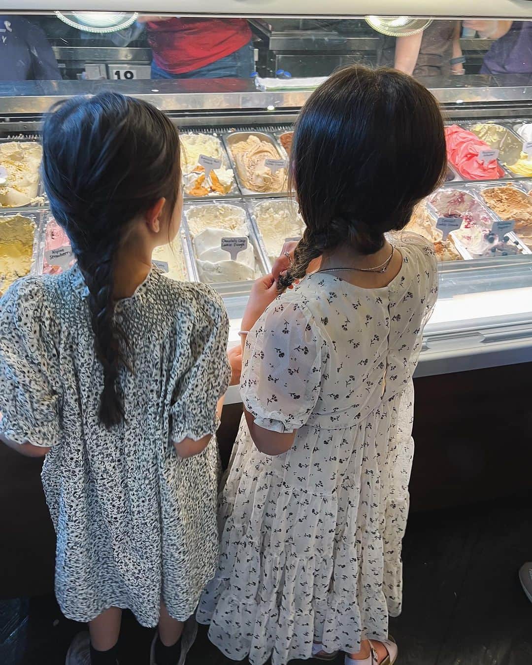翁安芸のインスタグラム：「アスペンのお友達とプレイデートして、夕食してからのデザート🍨🤎  夏のアスペンには、ミュージックフェスティバルがあったり、音楽学校の学生たちが沢山来ていて街中で演奏をしてくれてるという贅沢✨  6枚目は動画です🎶 クラシックからのマイケルジャクソンまで演奏してくれました。  #aspen #アスペン #summerinaspen #naturelife #paradisebakery #happygirls」
