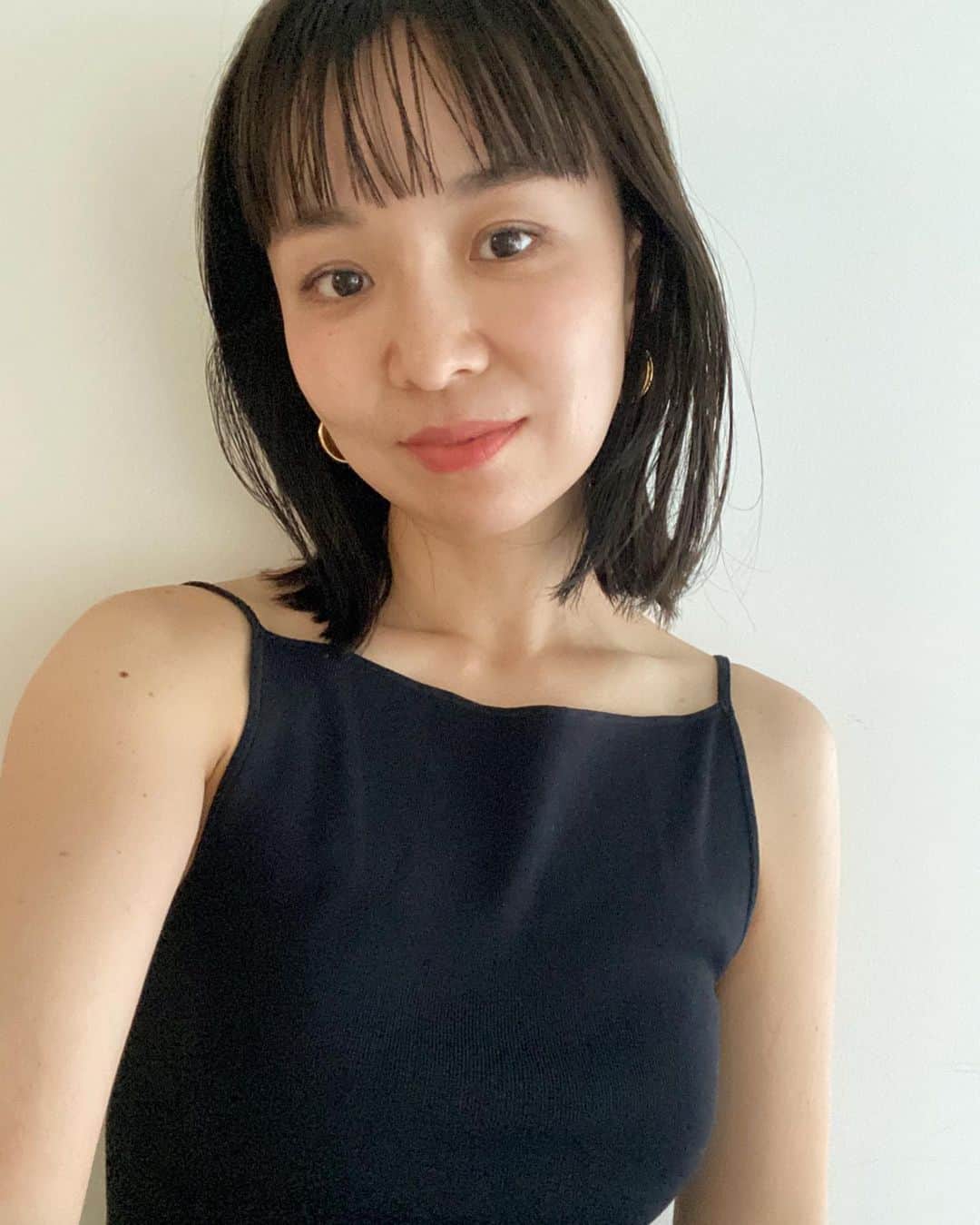 のインスタグラム：「20代はハイトーンのロングのウェーブ 30代はウルフと黒髪ショート  40代の始まりはボブ  がらりと変化しがちだけど自分なりにその時代にテーマがある」