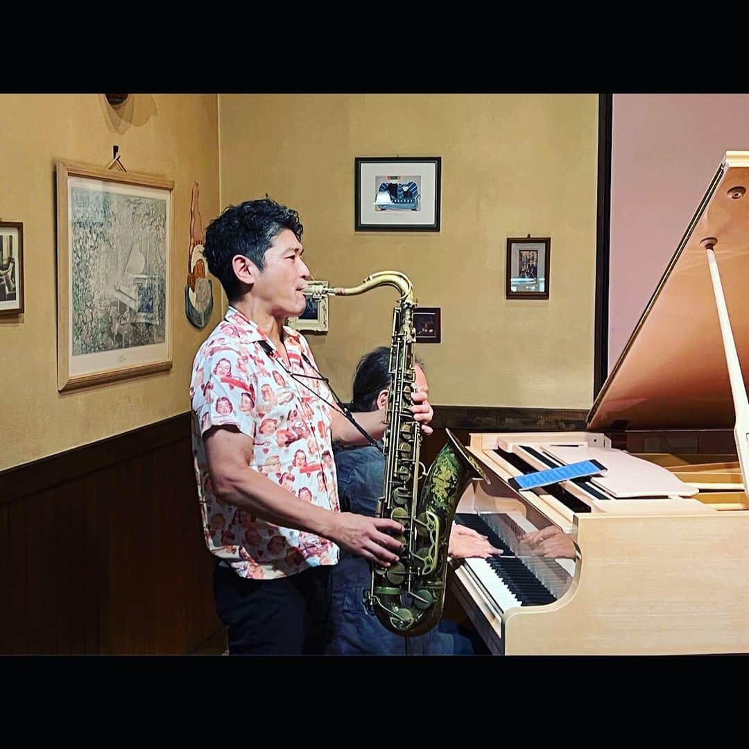 MONKYさんのインスタグラム写真 - (MONKYInstagram)「昨日は加東市ピンクハウスにて、関西の至宝ピアニスト、竹下清志とDUO🚀🚀  まふで実家感すらあるピンクハウスの最好な雰囲気のなかで、竹下さんとのJazzな時間、ほんとに楽しかったです。  やっぱり最好！ピンクハウス！  ありがとうございました🚀🚀  そして、今日は、竹下清志の弟子でもある、デンジャラスクイーン、茶之木一世とDUO。  西宮は甲東園のAlchemyにて。  今夜も面白い夜になるのは間違いない♬  そして明日は梅田ロイヤルホースでThe Skeletons  この日もヤバい夜確定してますからねーw  是非遊びに来て下さい〜♬」7月2日 15時11分 - ____monky____