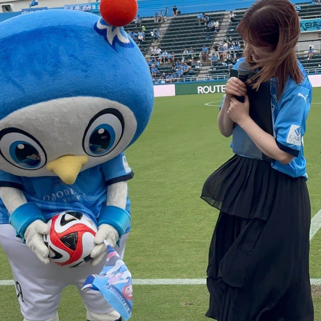 内田彩さんのインスタグラム写真 - (内田彩Instagram)「👽🫶🐥  横浜FCのマスコットキャラクターのフリ丸❣️  なんと宇宙人の不死鳥なんだって！！  とり仲間でとっても気が合いました〜🫶  ことりとお揃いのリボンをしてきてくれたり、μ'sのダンスも踊ってくれて、びっくりした&嬉しかったよーー💖  すごく仲良くしてくれて、 フリ丸のおかげで楽しい1日になりました♡  #lovelive #フリ丸  #横浜fc  #Jリーグ」7月3日 2時10分 - aya_uchi_da