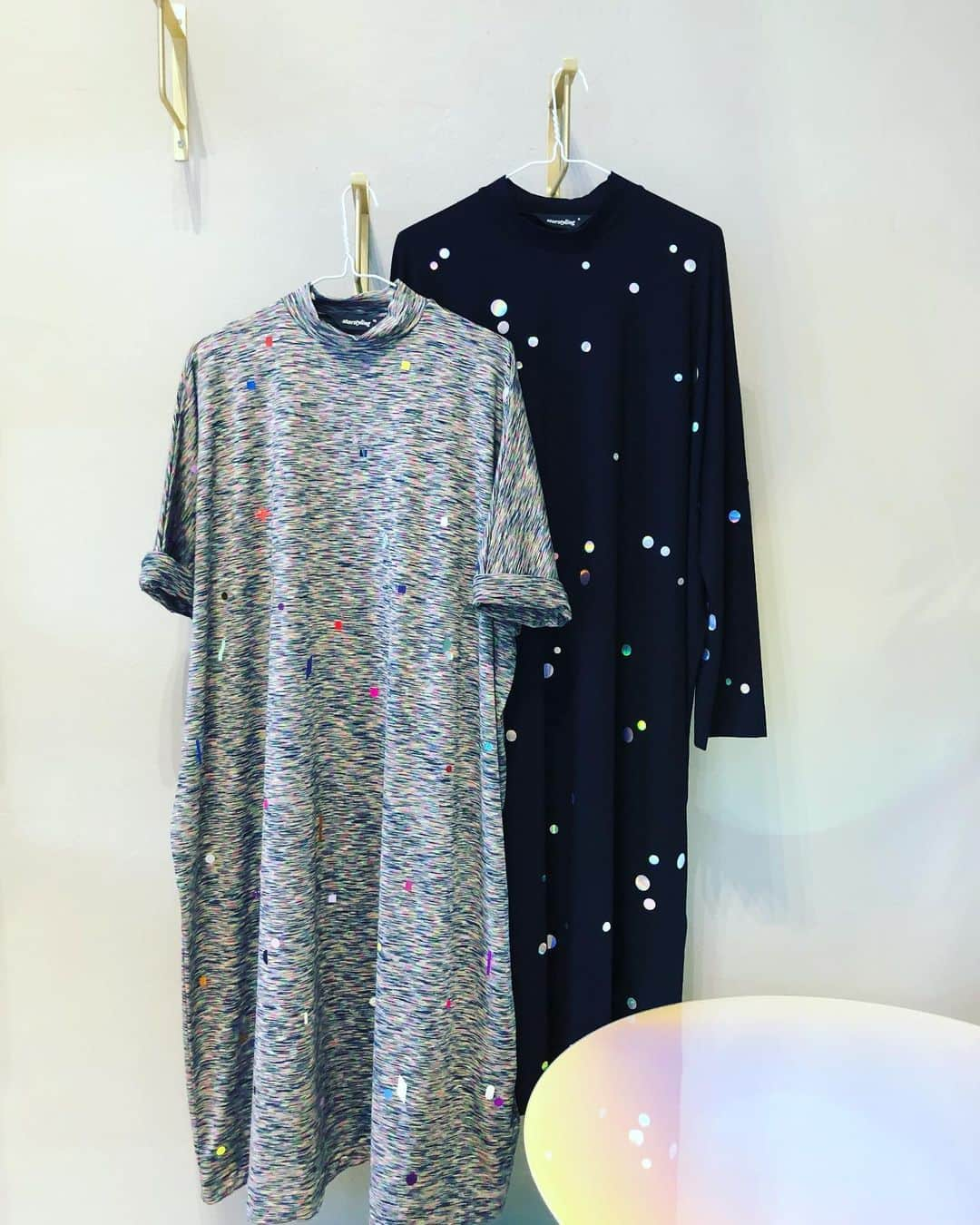 スタースタイリングさんのインスタグラム写真 - (スタースタイリングInstagram)「@starstylingworldwide at YES studio 🥰❤️ so many colorful dots- Love it!!  #starstylingworldwide  #madeinberlin #berlinbrands  #kaftanlove  #dichronic  #designcosmeticslifestyle  #yesstudioberlin  #conceptstoreneukoelln」7月3日 2時09分 - starstylingworldwide