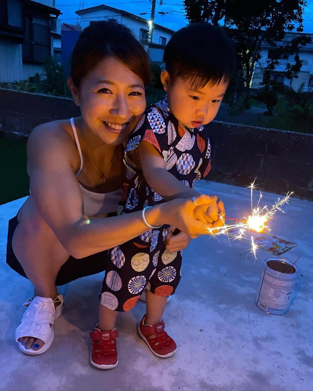 宮川杏奈のインスタグラム：「束の間の休息🤲🏻 仕事が休みの日は全力母親業務‼️ . そう考えると休みなんてない🫡 世の中の母親みんなにお疲れ様でした🙏🏻 毎日頑張ってる‼️えらい‼️すごい‼️って思う😇 もちろん自分にも思う🍀 . また明日から始まる 分刻みのスケジュールに向けて いろいろなシュミレーションをして寝る💤 . 挑戦する姿を坊に見せ続けたい。 そして坊の挑戦を見守り続けたい。 失敗を防ぐのではなく 失敗した時にどう立ち上がるのかを伝えていきたい。 失敗したらどうすれば良いのかを一緒に考えたい。 . そんな感じです❤️」