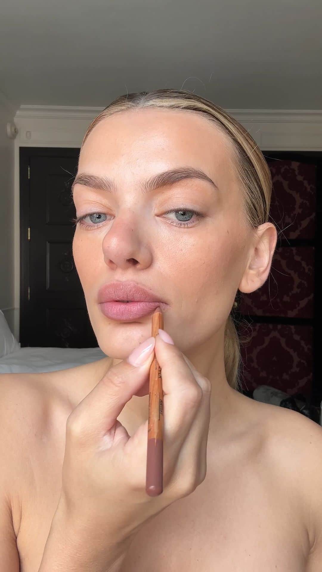ブレッヒェ・ハイネンのインスタグラム：「Clean girl makeup 💫 Product details: Spf Elta MD Foundation makeup forever reboot color Y255 Merit countour stick color Seine  Refy blush color Malaya  Nude stix blush color sunkissed cool  Lip liner makeup forever anywhere caffeine  Earrings Lili Claspe」