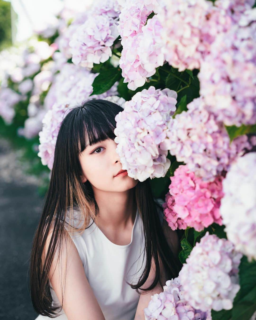 Yuma Takatsukiのインスタグラム：「. . . hydrangea . . . . . . ITTOKO写真展「ほな、いっとこ！」vol.4も 5日目が終わりました。 あっというまに過ぎていく展示期間。 ずっと在廊していると色んな人がいて 色んな声が聞こえて色んな表情があって この空間がとても心地いいなって思う。 ⁡ 関わってくれた全ての方、来てくださった全ての方で このITTOKO写真展は成り立っているので 本当に感謝しかないです。 ⁡ そんなITTOKO写真展もあと1日です。 全力でお待ちしております。 ⁡ 最終日は【18時まで】なのでお気をつけて！ ⁡ それでは今日もお疲れさまでした。 . Japan X-T5／XF33mmF1.4 WR . -----------------------------------------  ITTOKO写真展『ほな、いっとこ！』 vol.4 　　　　　　　　　　　　　　　〜FIND〜  会期 : 2023.06.28(水)〜07.03(月) 時間 : 12:00〜20:00 　　　(初日は14:00~,最終日は18:00迄) 場所 : イロリムラ 2F 〒 530-0016 大阪府大阪市北区中崎1丁目4番15号  ----------------------------------------- . #fujifilm  #fujifilm_xseries  #富士フイルム  . ―――――――――――――――――――――――――― 関西を中心にフリーランスで活動しています。 Web広告、個人撮影、家族撮影、PR撮影など、 7月以降の撮影依頼募集中です。 ⁡ ⁡Yuma Takatsukiオリジナルプリセットも販売中です。 ⁡プロフィールのポートフォリオサイトからご覧下さい。  またフォトサークルITTOKOという活動をしています。 ⁡ハイライトに色んなイベントをまとめています。 ――――――――――――――――――――――――――」