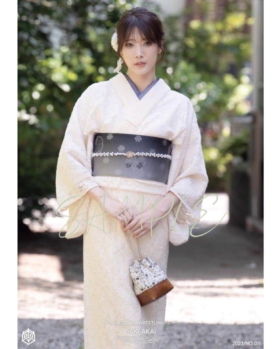 赤井沙希のインスタグラム：「7月入って涼しさを求めるようになりました🎐  旬のお野菜やフルーツいっぱい食べたいな😋  ポトレも夏バージョンに☺️🍉  レースの浴衣にパールの帯飾り👘✨ 今、浴衣もいっぱい種類あって組み合わせるの楽しいね😍  7月だけしか販売しないので、会場でげっとしてね🌻  #ddtpro #prowrestling #prowrestler #portrait」