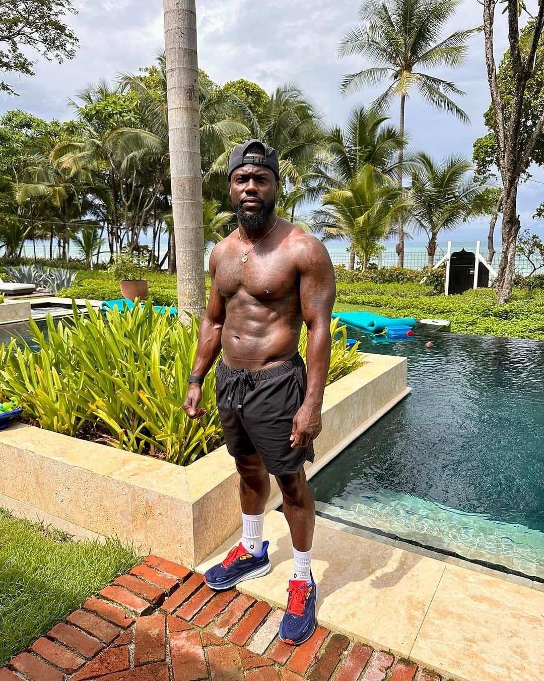 ケビン・ハートさんのインスタグラム写真 - (ケビン・ハートInstagram)「This is 44…. Health is Wealth!!!! #HustleHart #LiveLoveLaugh」7月3日 1時00分 - kevinhart4real