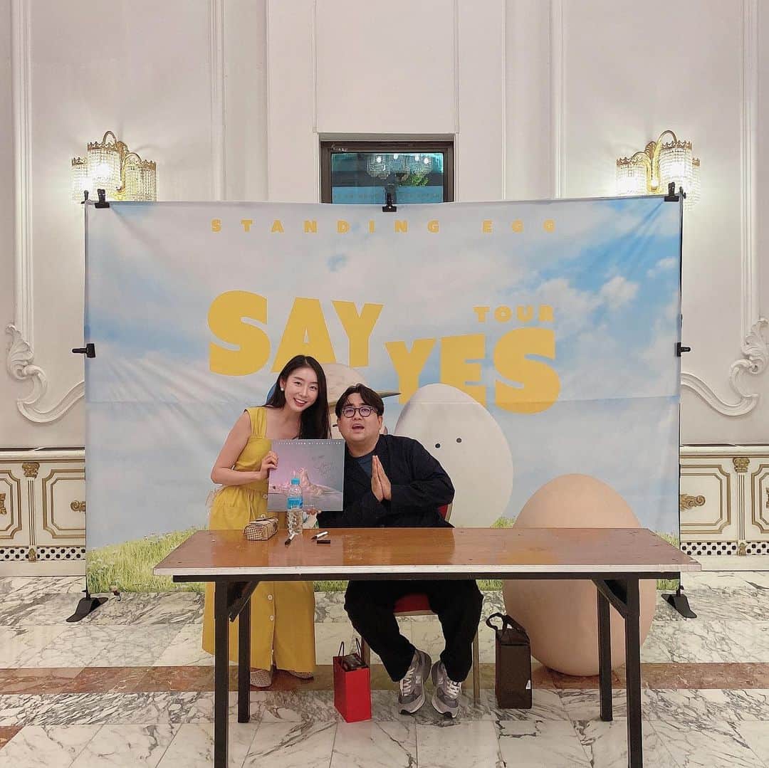 ガヨン のインスタグラム：「헤헷.. 저두 제가 좋아하는 아티스트 앞에선 얼굴 빨개지는 수줍은 팬이거든여..🫣 어느덧 스탠딩에그의 팬이 된지 10년이 됐네요,, 매번 공연 끝나면 피곤하실 거 같아서 2015년 콘서트 갔을때 이후론 싸인 안 받고 후다닥 갔는데, 이번엔 LP에 싸인 받으려구 오랜만에 줄을 서봤습니당.. 헤헤 ><  스탠딩에그 공연이 생각보다 잔잔하지 않아요🤭 조금 신나는 노래가 매우 신나지는 마법이 일어나는 콘서트라~ 원래도 항상 재밌고 즐거웠는데 오늘은 진짜 역대급으로 재밌고 웃겨섴ㅋㅋㅋㅋㅋㅋ 웃다가 눈물났어요 🤣🤣🤣 오늘 엄청 웃고 박수도 엄청 많이 쳐서 수명이 2년은 늘은 거 같아요~ 아 진짜 너무 행복했습니다! 매번 좋은 음악, 좋은 공연 감사합니당💛  #스탠딩에그 #standingegg #스탠딩에그콘서트 #sayyes #🥚」