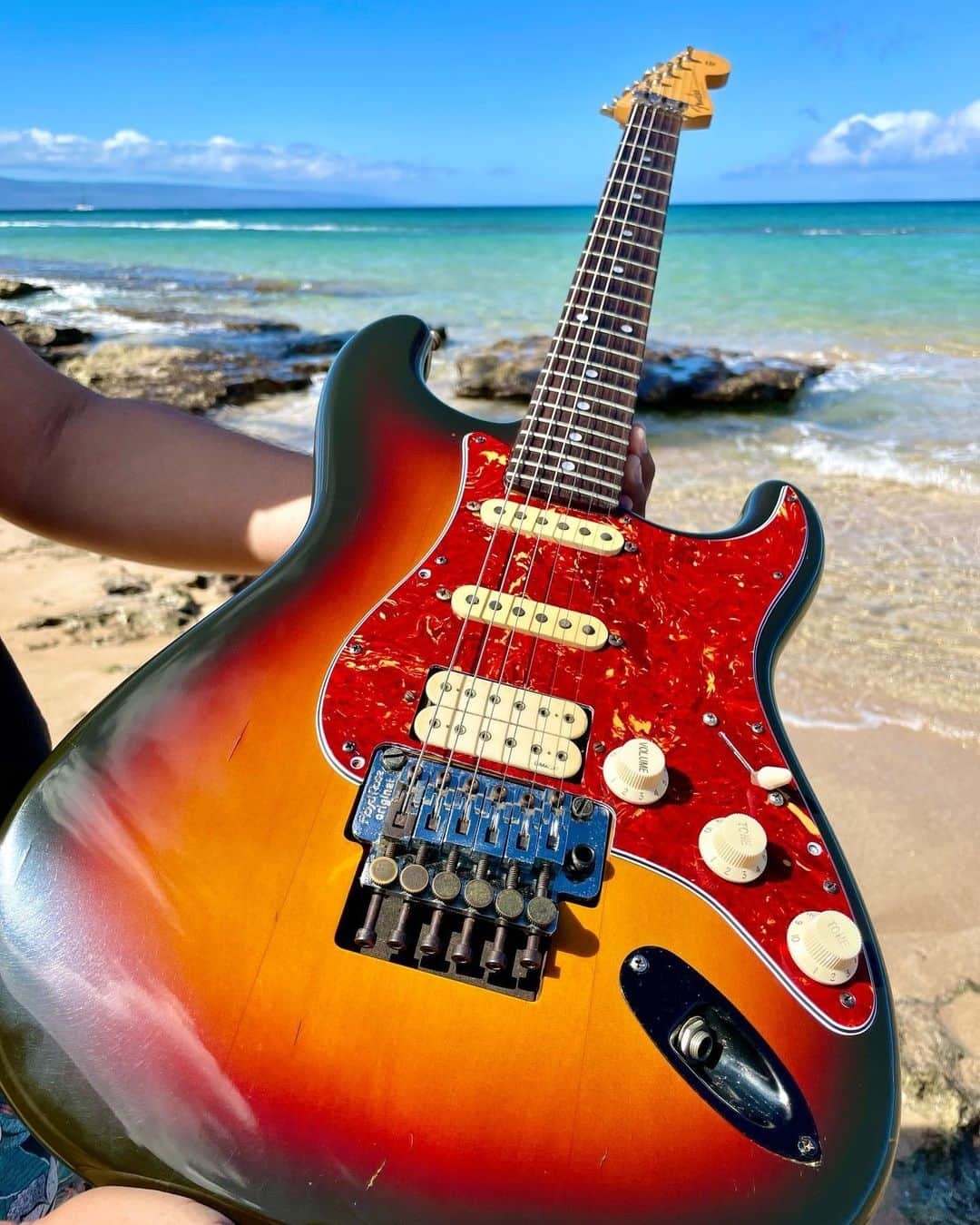 Fender Guitarのインスタグラム：「Summer is officially here, and we're celebrating with this #FenderFanMail from @ohmsinhawaii. ☀️ Tag us in your photos for a chance to be featured next!」
