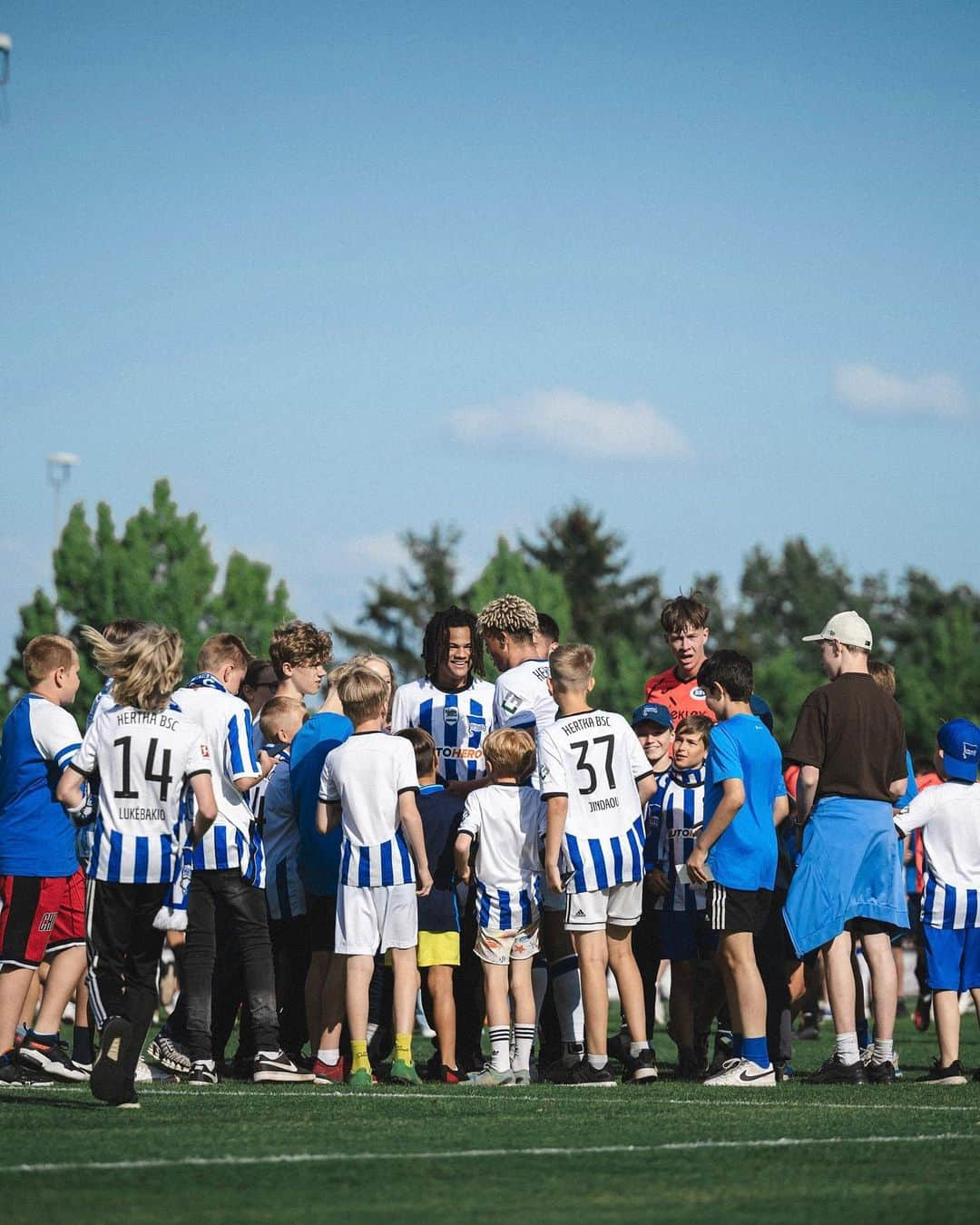 ヘルタ・ベルリンのインスタグラム：「Abpfiff. Unser Testspiel gegen @rsv_eintracht_1949_fussball endet 0:6. 💪 Großer Dank an die mitgereisten Fans! 🫶 Habt noch einen schönen Sonntag. 💙🤍 . . #RSVBSC #HaHoHe #HerthaBSC」