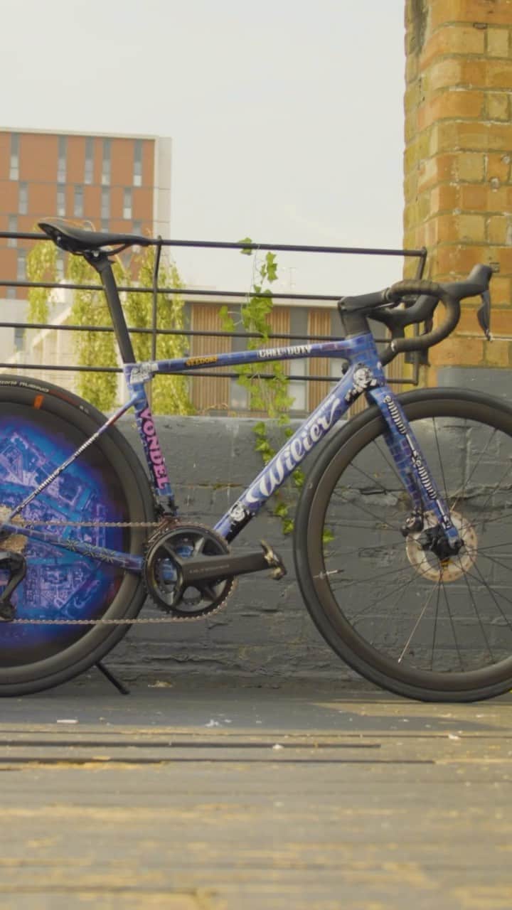 のインスタグラム：「See how @kampseedorf and @ooey_custom designed and created a custom hand-painted bike inspired by Vondel 🚴‍♂️」