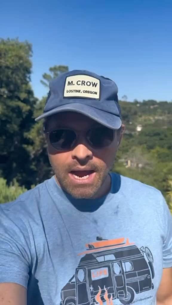 ミーシャ・コリンズのインスタグラム：「Due to a laggy server, a lot of you got the email about my yard sale late (and even more of you don’t know the difference between AM and PM), so I’m going to extend my little yard sale one more day:  Text me “YARD SALE” TODAY, July 2, between 10-11 AM PT (that’s about an hour from now) and I’ll give away a few more things.   (323) 405-9939  LINK IN BIO  #spnfamily #spn #supernatural」